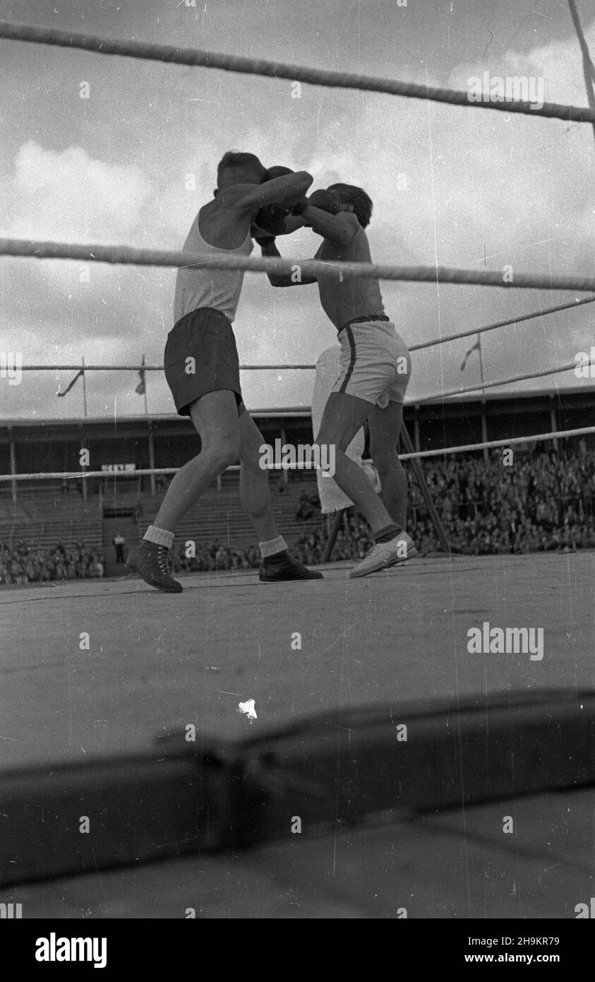 Wroc³aw, 1948-08-29. Stadion Olimpijski. Mecz bokserski pomiêdzy juniorami z Polski (w ciemnych spodenkach) i Czechos³owacji. Zwyciê¿y³a dru¿yna polska 13:3. Nz. pojedynek w wadze muszej pomiêdzy Kargielem (L) i Netuk¹ (P). ka  PAP      Wroclaw, Aug. 29, 1948. The Olympic Stadium. The boxing match between under 18's from Czechslovakia and Poland (in dark shorts). The Polish team wins 13:3. Pictured: a duel between Kargiel (left) and Neutka (right) (flyweight).  ka  PAP Stock Photo