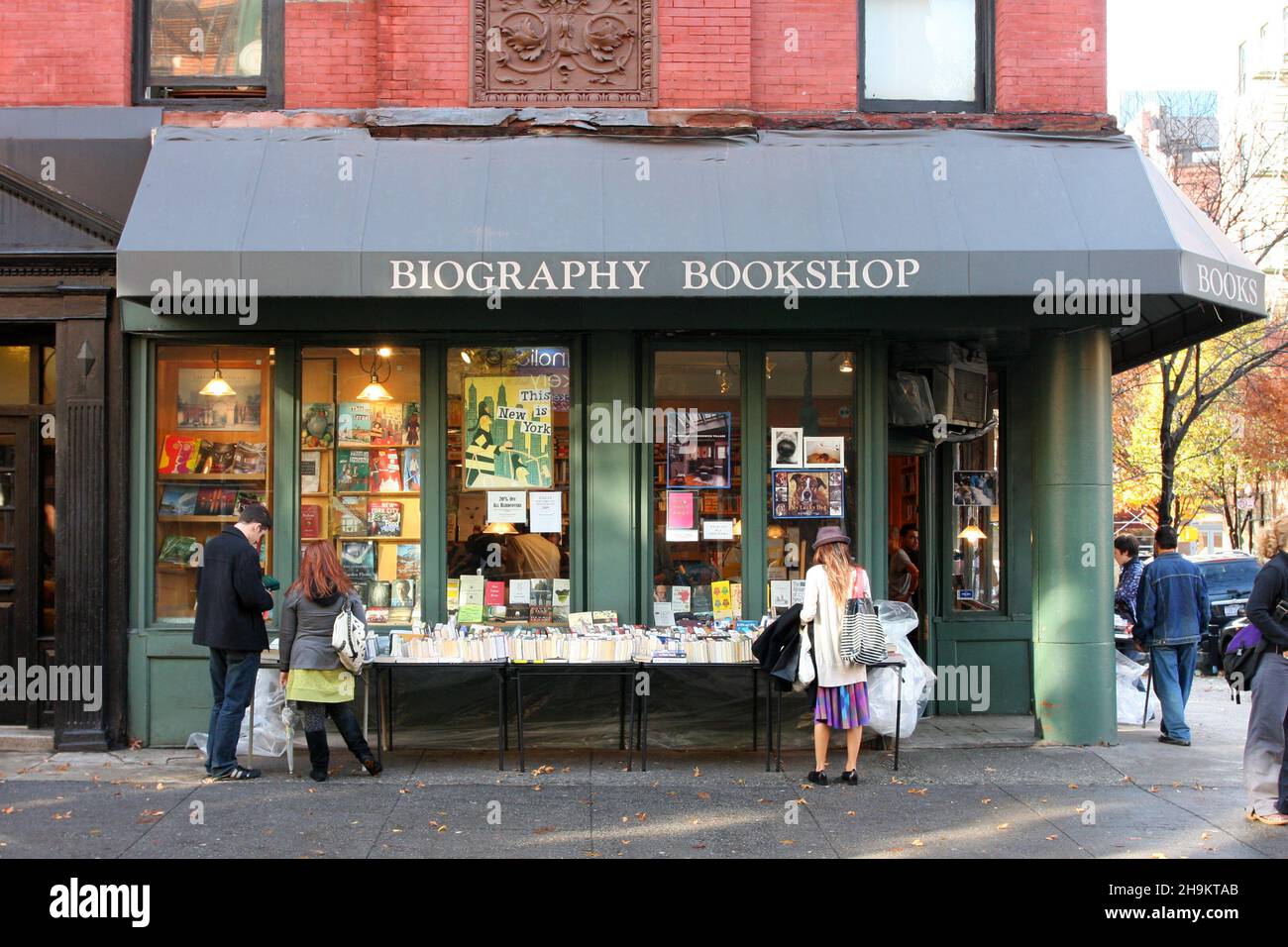 [historical storefront] Biography Bookshop, 400 Bleecker St, New York, NYC storefront photo of a bookstore in the West Village neighborhood. Stock Photo