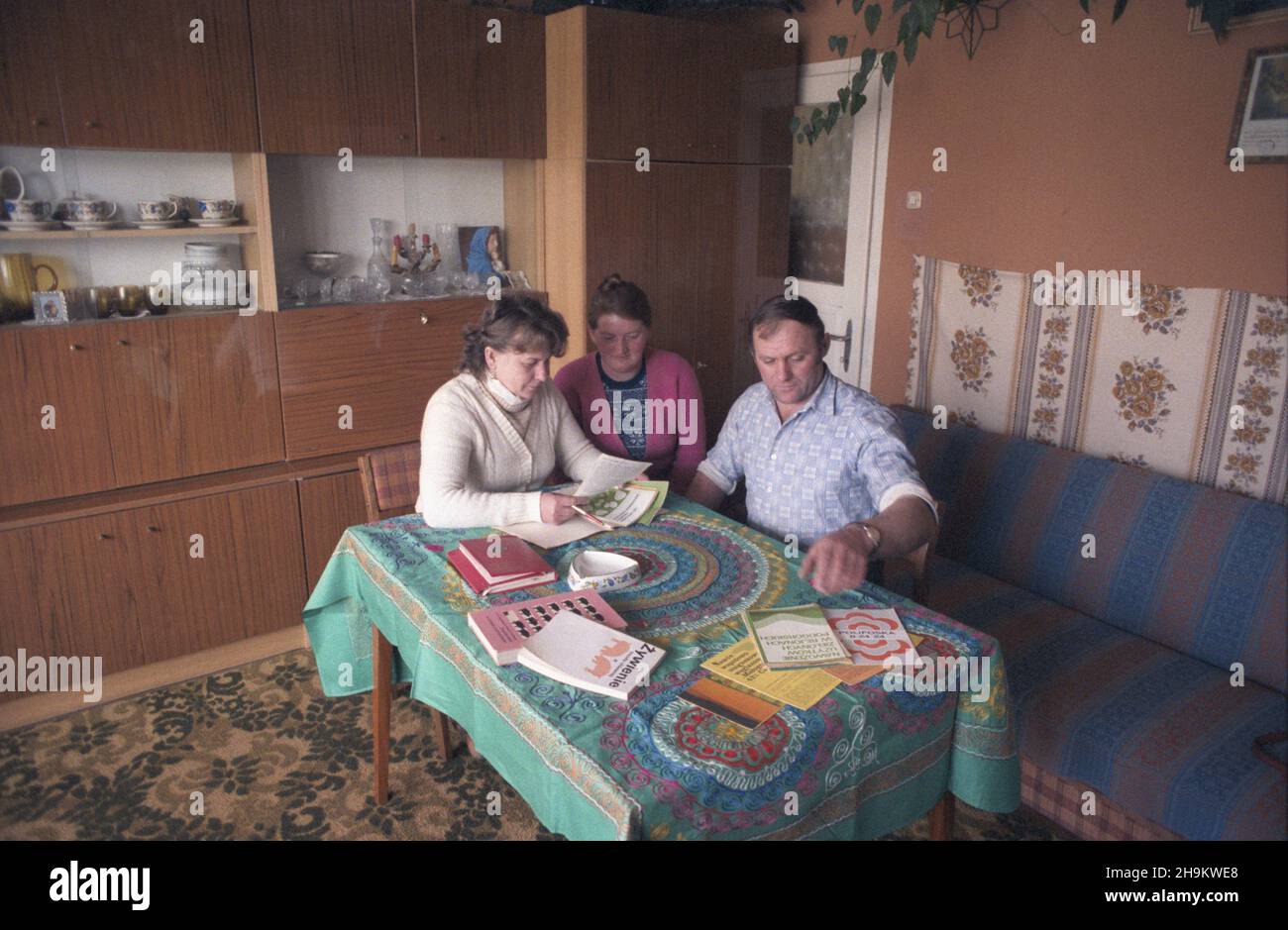 Polska 04.1986. Rolnik indywidualny Julian Lech z rodzin¹ zapoznaje siê z literatur¹ o tematyce rolniczej. msa  PAP/Jerzy Ochoñski    Dok³adny dzieñ wydarzenia nieustalony.         Poland April 1986. Farmer Julian Lech with family studying agriculture literature.   msa  PAP/Jerzy Ochonski    Event date unknown. Stock Photo