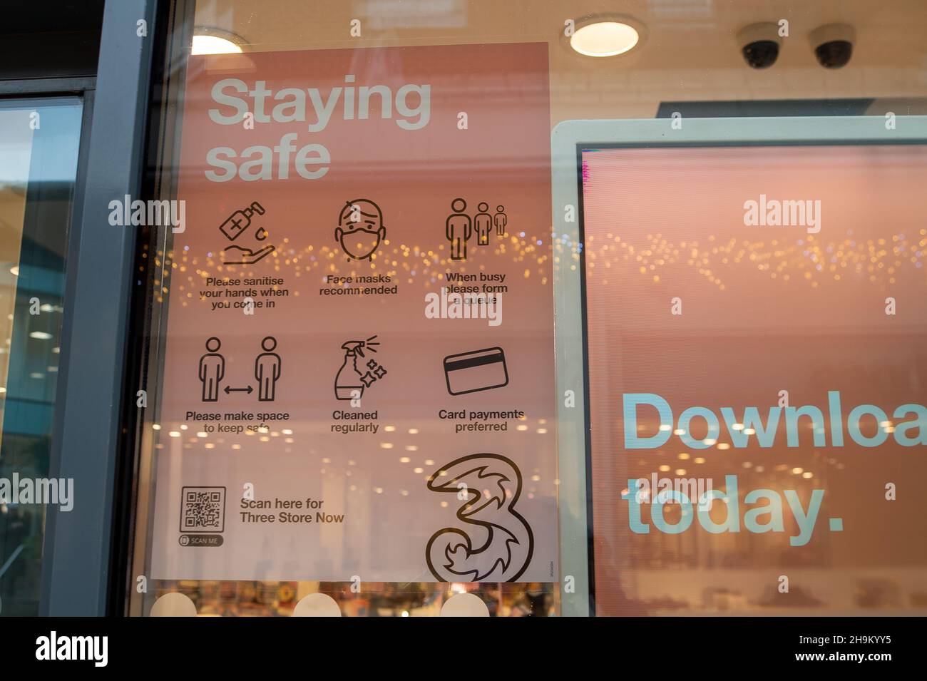 Windsor, Berkshire, UK. 7th December, 2021. A Covid19 Staying Safe