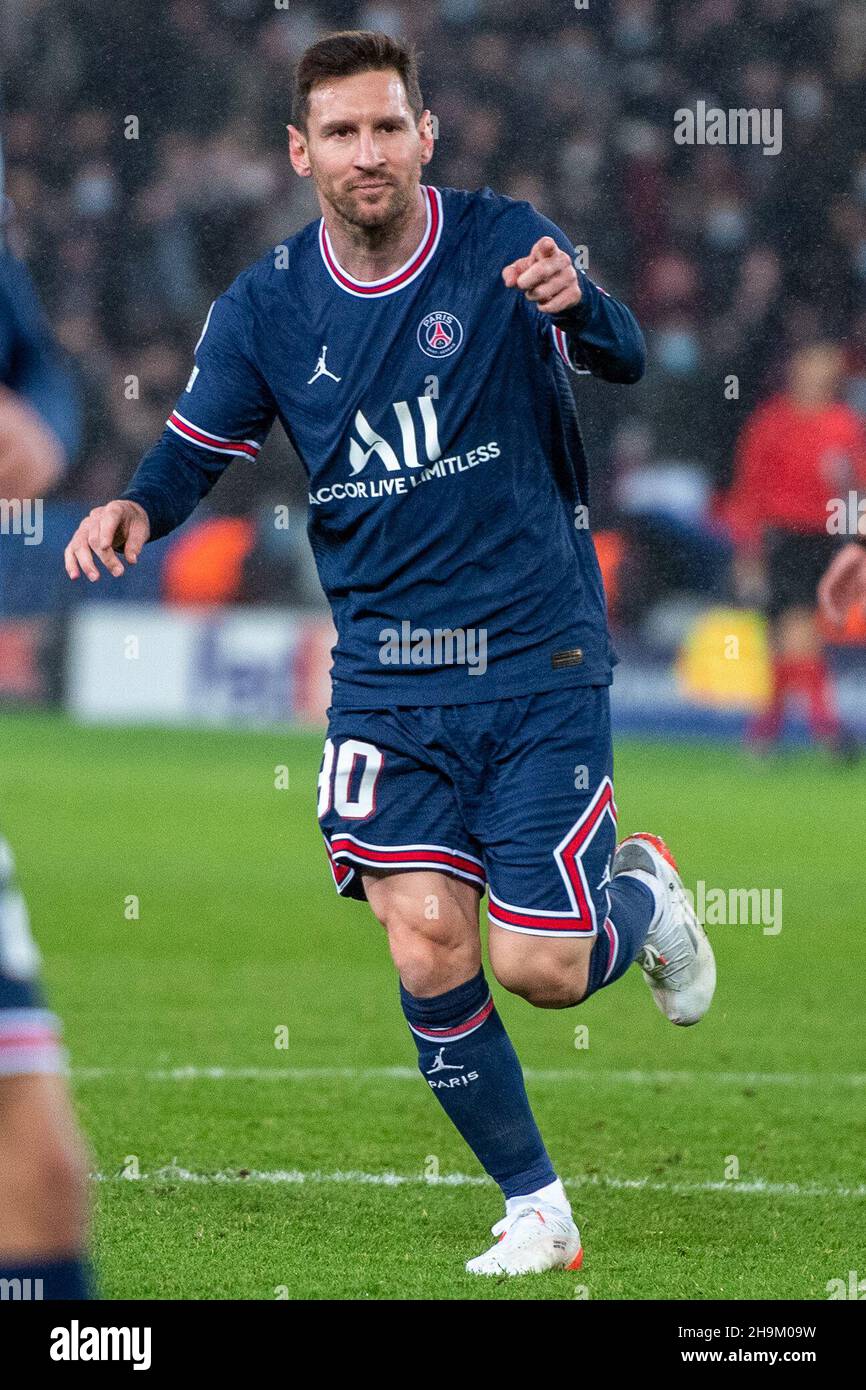 PARIS, FRANCE - DECEMBER 07: Lionel Messi of Paris Saint-Germain celebrates  after scoring he's 1st goal during the UEFA Champions League group A match  between Paris Saint-Germain and Club Brugge KV at