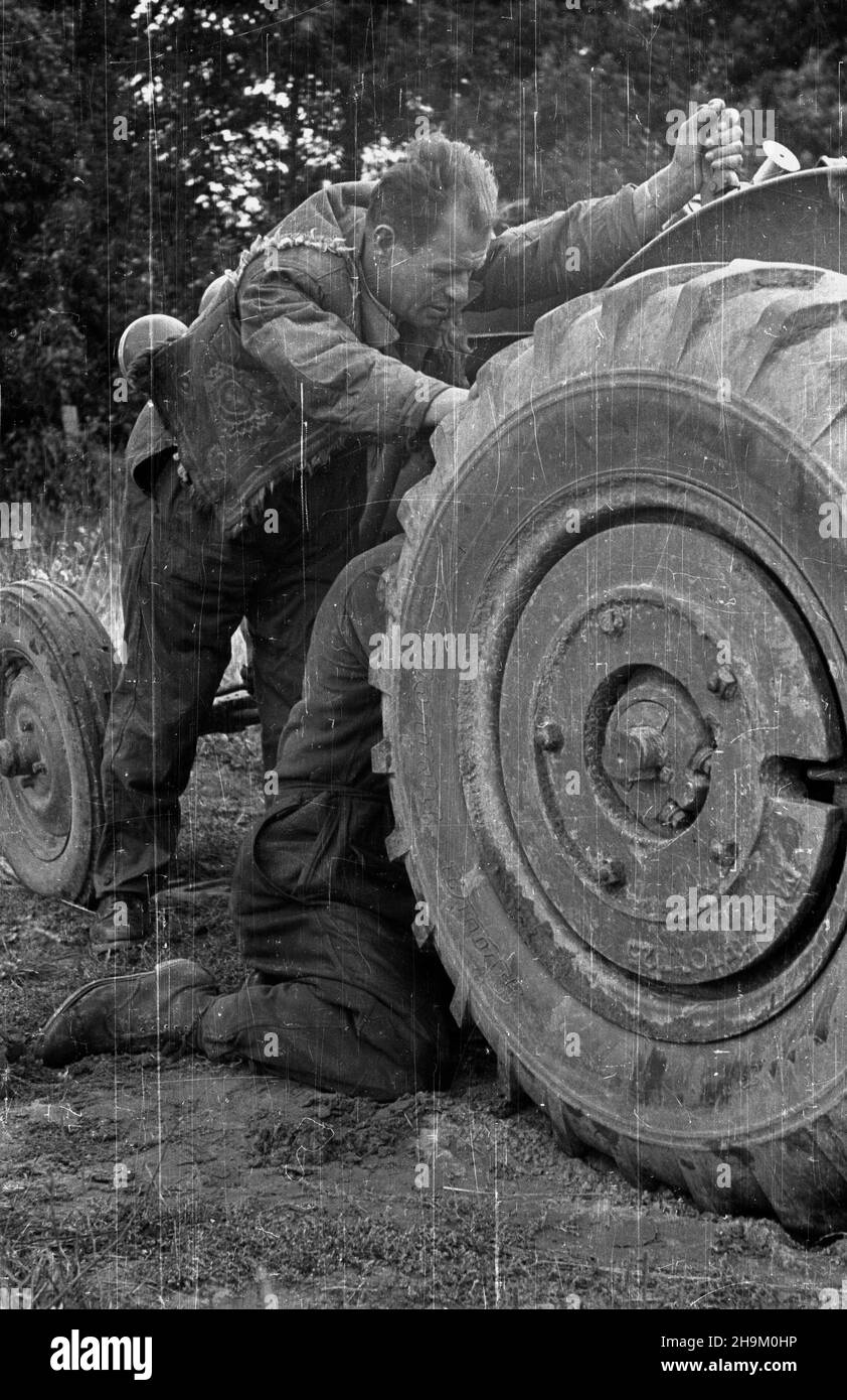 Warszyn, 1948-09. Brygada Traktorowa Zwi¹zku M³odzie¿y Polskiej pomaga w pracach polowych w maj¹tku Pañstwowych Nieruchomoœci Ziemskich (PNZ) w Warszynie. Nz. naprawa traktora. msa PAP Dok³adny dzieñ wydarzenia nieustalony. Warszyn, Sept. 1948. The Polish Youth Union Tractor Brigade helping in field work at the State Landed Property (PNZ) estate in Warszyn. Pictured: repairing a tractor. msa PAP Stock Photo