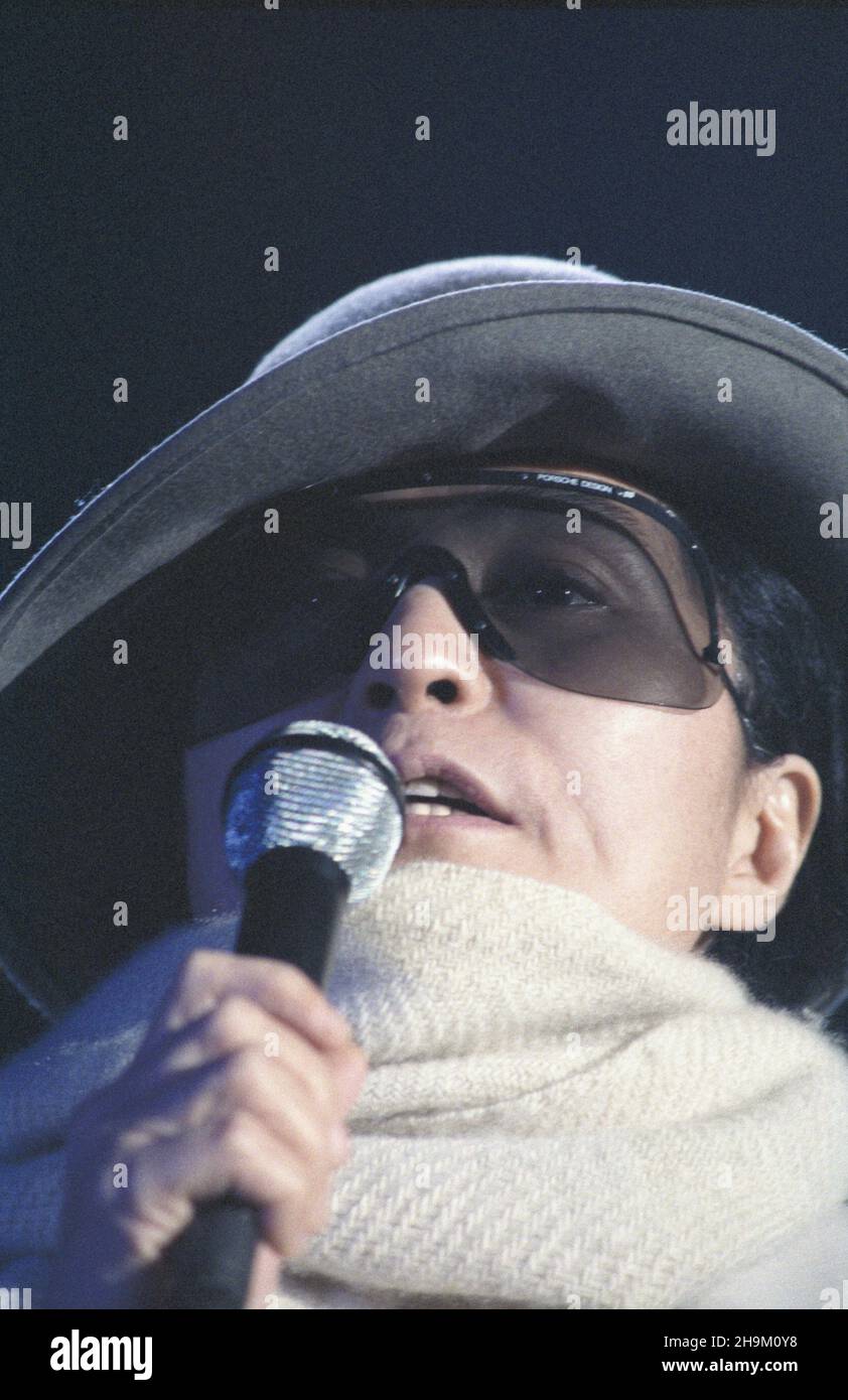 Warszawa 04.03.1986. Koncert pt. Starpeace (Gwiezdny pokój), amerykañskiej piosenkarki i wokalistki Yoko Ono Lennon (nz.), w hali widowiskowo-sportowej Torwar. mw  PAP/Grzegorz Rogiñski         Warsaw 04 March 1986. A concert entitled Starpeace (Gwiezdny pokoj) by US singer Yoko Ono Lennon (pictured) at Torwar sport and entertainment hall.   mw  PAP/Grzegorz Roginski Stock Photo