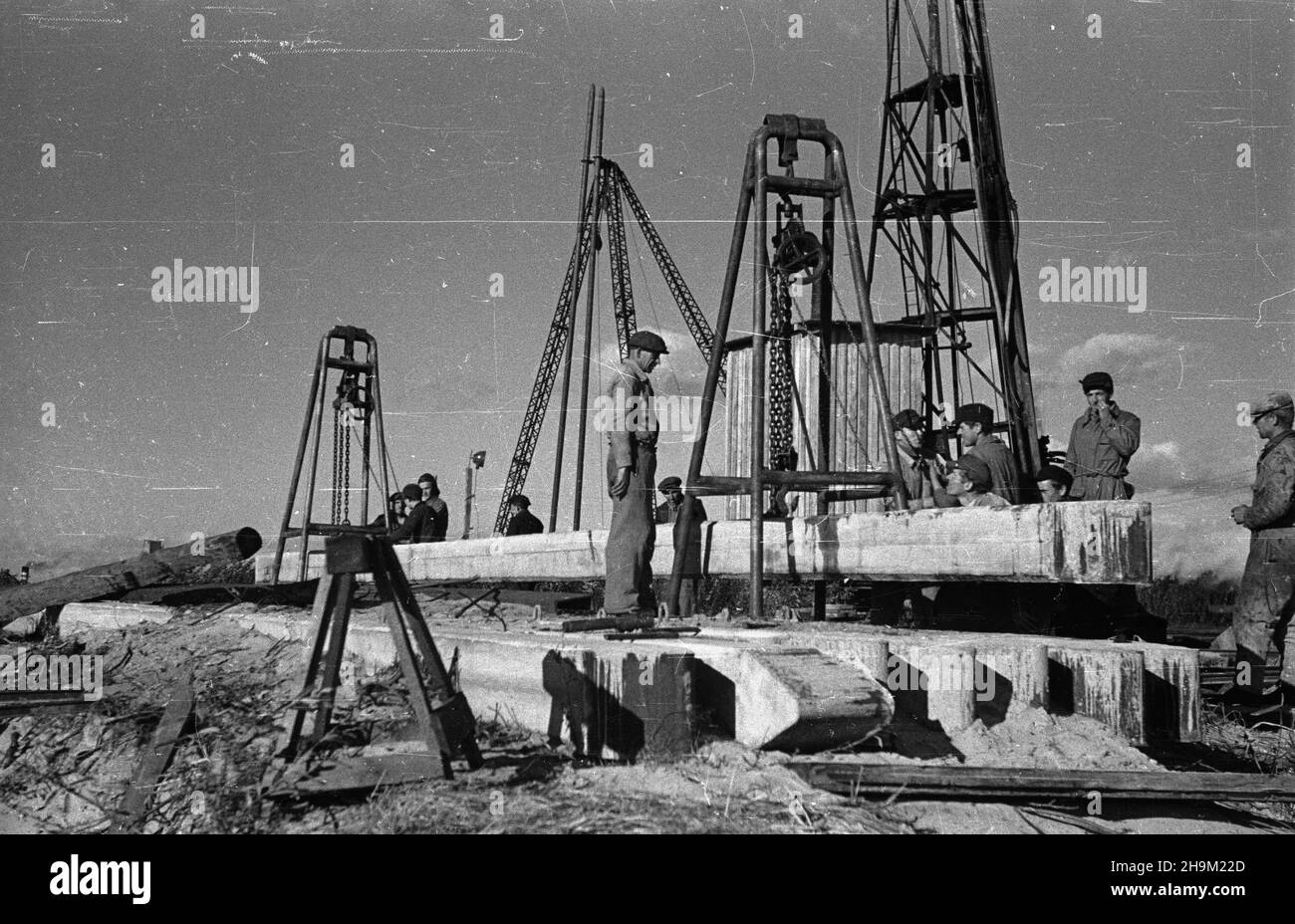 Szczecin, 1948-09. Rozbudowa Portu Szczeciñskiego. Budowa stacji rozrz¹dowej, która bêdzie obs³ugiwa³a basen prze³adunkowy.  msa  PAP    Dok³adny dzieñ wydarzenia nieustalony.      Szczecin, Sept. 1948. The development of Szczecin Port. The construction of the marshalling yard to service the reloading basin.   msa  PAP Stock Photo