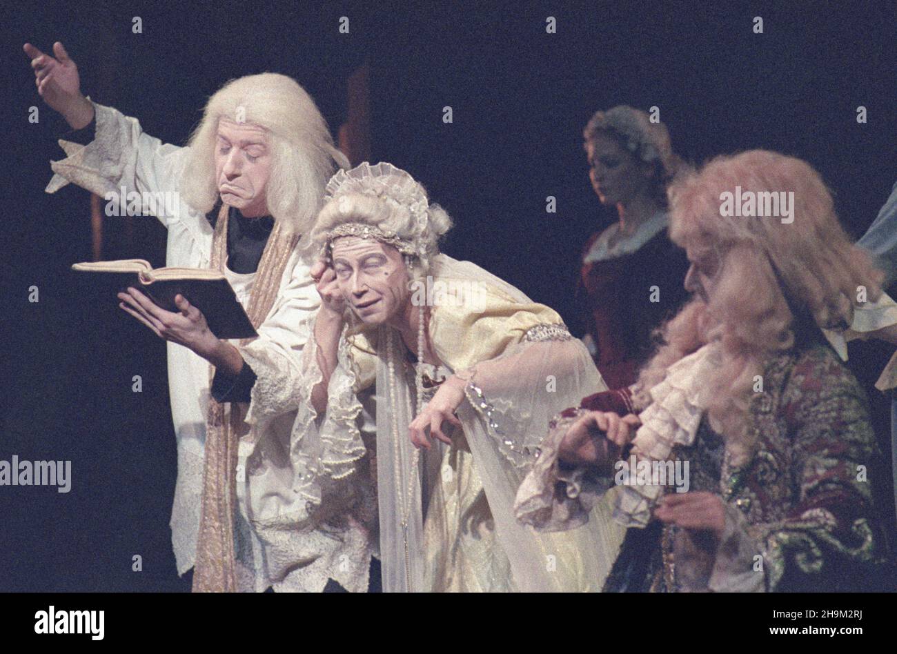 Wroc³aw 01.1986. Wroc³awski Teatr Pantomimy Henryka Tomaszewskiego, spektakl pt. Syn Marnotrawny. Nz. m.in. Marek Oleksy jako Syn Marnotrawny (1P).  mw  PAP/Jerzy Ochoñski    Dok³adny dzieñ wydarzenia nieustalony.         Wroclaw, January 1986. The Henryk Tomaszewski Pantomime Theatre in Wroclaw, the performance of 'Prodigal Son.' Marek Oleksy (1R) as Prodigal Son.   mw  PAP/Jerzy Ochonski    Event day unknown. Stock Photo