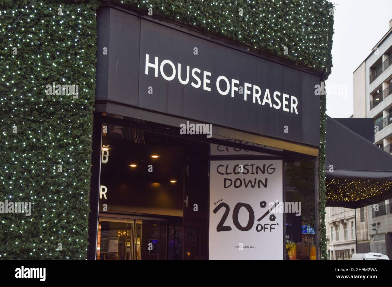London, UK. 7th December 2021. Closing down sale at the House of Fraser department store on Oxford Street. Credit: Vuk Valcic / Alamy Live News Stock Photo