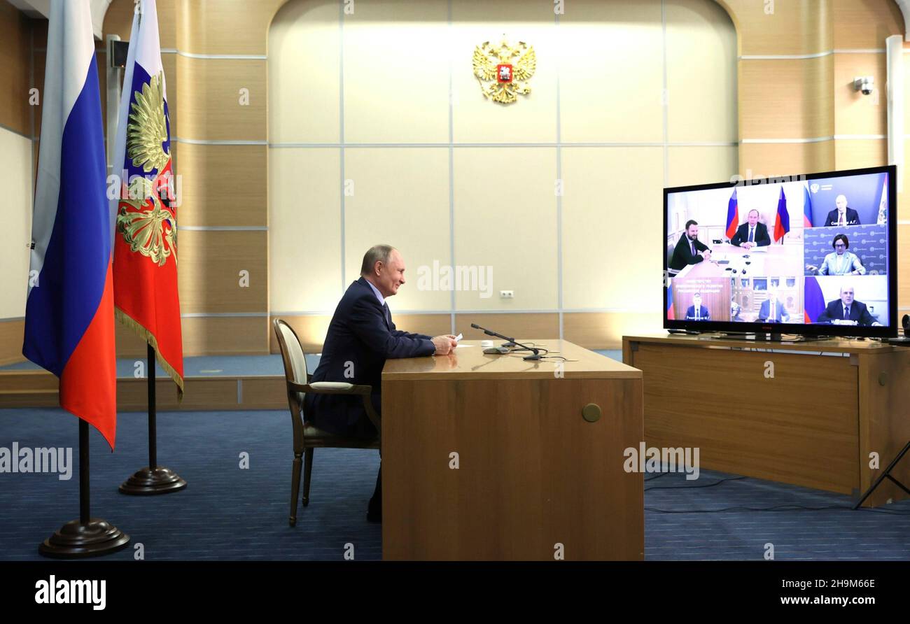 Sochi, Russia. 07th Dec, 2021. Russian President Vladimir Putin hosts a meeting with government officials to discuss the economy from his Black Sea residence Bocharov Ruchei, December 7, 2021 in Sochi, Russia. Credit: Mikhail Metzel/Kremlin Pool/Alamy Live News Stock Photo