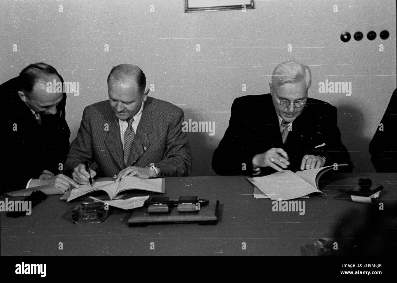 Warszawa, 1948-09-02. Podpisanie przez Polskê i Czechos³owacjê umowy pocztowo-telegraficznej. Nz. minister poczt i telegrafów prof. Wac³aw Szymanowski (P), minister poczt dr Alois Neuman (2L). ka  PAP      Warsaw, Sept. 2, 1948. Poland and Czechoslovakia sign an agreement on posts and telegraphs. Pictured: Post and Telegraphs Minister Professor Waclaw Szymanowski (right), Post Minister Alois Neuman (2nd left).  ka  PAP Stock Photo