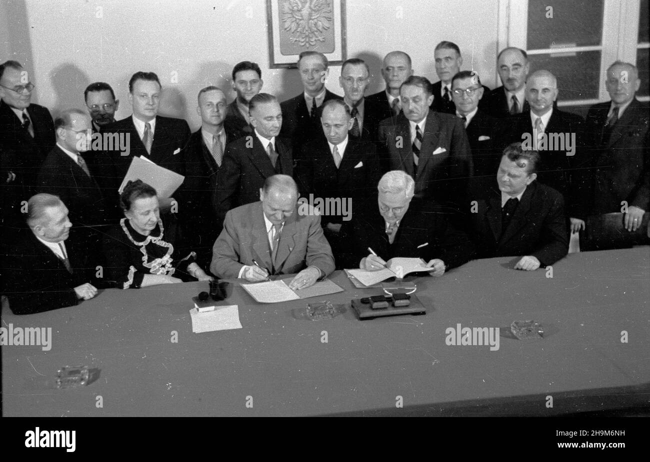 Warszawa, 1948-09-02. Podpisanie przez Polskê i Czechos³owacjê umowy pocztowo-telegraficznej. Nz. za sto³em siedz¹, m.in.: czeski minister poczt dr Alois Neuman (3L), minister poczt i telegrafów prof. Wac³aw Szymanowski (2P). ka  PAP      Warsaw, Sept. 2, 1948. Poland and Czechoslovakia sign an agreement on posts and telegraphs. Pictured: Czech Post Minister Alois Neuman (3rd left), Post and Telegraphs Minister Professor Waclaw Szymanowski (4th right).  ka  PAP Stock Photo