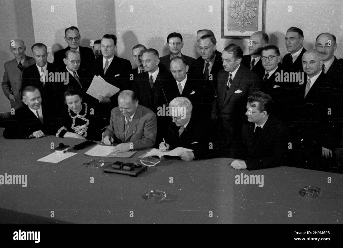 Warszawa, 1948-09-02. Podpisanie przez Polskê i Czechos³owacjê umowy pocztowo-telegraficznej. Nz. za sto³em siedz¹, m.in.: czeski minister poczt dr Alois Neuman (3L), minister poczt i telegrafów prof. Wac³aw Szymanowski (2P). ka  PAP      Warsaw, Sept. 2, 1948. Poland and Czechoslovakia sign an agreement on posts and telegraphs. Pictured: Czech Post Minister Alois Neuman (3rd left), Post and Telegraphs Minister Professor Waclaw Szymanowski (2nd right).  ka  PAP Stock Photo