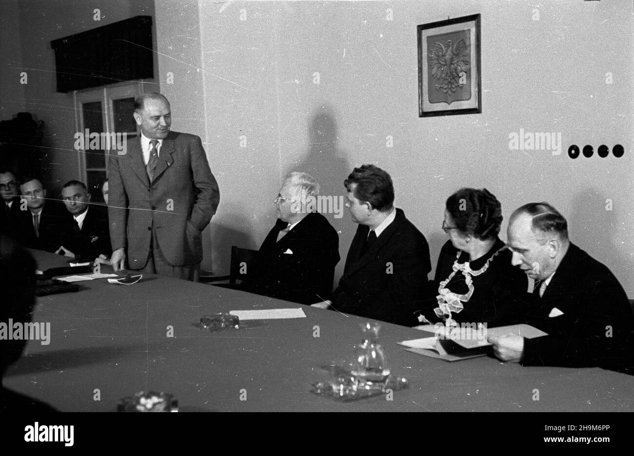 Warszawa, 1948-09-02. Podpisanie przez Polskê i Czechos³owacjê umowy pocztowo-telegraficznej. Nz. m.in.: minister poczt i telegrafów prof. Wac³aw Szymanowski (4P), czeski minister poczt dr Alois Neuman (5P). ka  PAP      Warsaw, Sept. 2, 1948. Poland and Czechoslovakia sign an agreement on posts and telegraphs. Pictured: Post and Telegraphs Minister Professor Waclaw Szymanowski (4th right), Czech Post Minister Alois Neuman (5th right).  ka  PAP Stock Photo