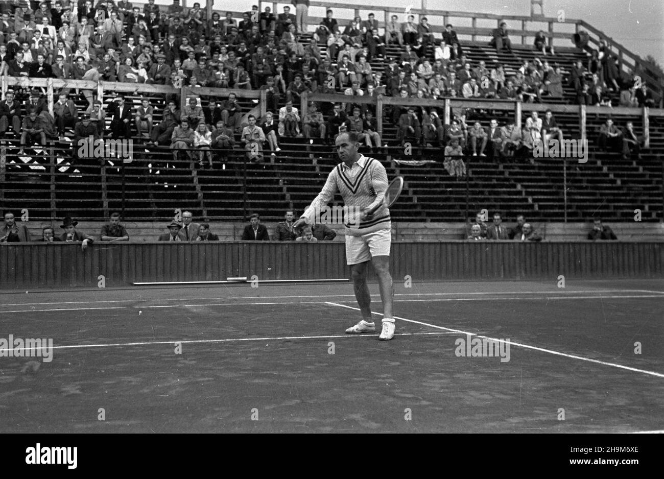 Warszawa, 1948-09-03. Mecz tenisowy Budapeszt-Warszawa na kortach Wojskowego Klubu Sportowego Legia (3-5 IX). Nz. wêgierski tenisista Szigetti podczas rozgrzewki. ka  PAP  Dok³adny dzieñ wydarzenia nieustalony.      Warsaw, Sept. 3, 1948. A Budapest-Warsaw tennis match at courts of the Legia Military Sports Club (Sept. 3-5). Pictured: Hungarian tennis player Shigetti warming up.  ka  PAP Stock Photo