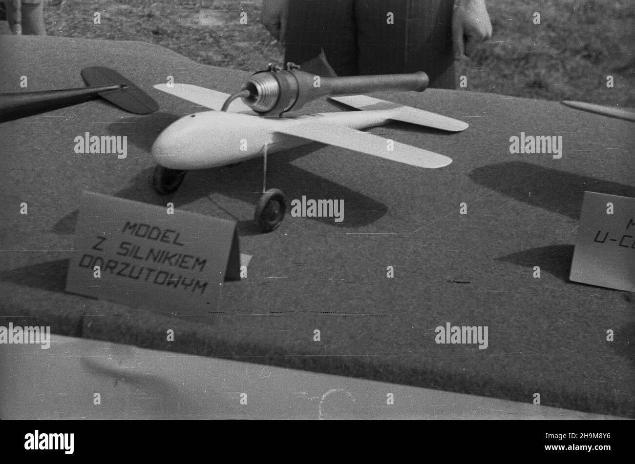Warszawa, 1948-09-05. Œwiêto Lotnictwa, uroczystoœci na lotnisku Okêcie, prezentacja modeli samolotów. Nz. model samolotu o napêdzie odrzutowym konstrukcji Gadomskiego. ka  PAP      Warsaw, Sept. 5, 1948. Aviation day, ceremonies at the Okecie airport, presentation of plane models. Pictured: a jet plane model constructed by Gadomski.  ka  PAP Stock Photo