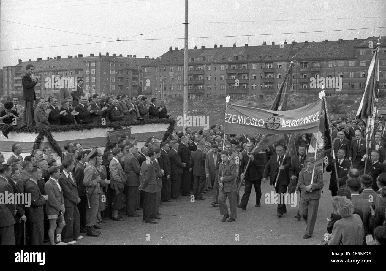 Wroc³aw, 1948-09-05. Zjazd Rzemios³a Polskiego (Pierwszy Ogólnopolski Zjazd Zwi¹zków Cechów Rzemieœlniczych) zgromadzi³ ponad 7000 delegatów i 500 pocztów sztandarowych z ca³ej Polski. Po porannym nabo¿eñstwie w koœciele pw. œw. Doroty, odby³a siê defilada na placu Grunwaldzkim; po po³udniu zjazd obradowa³ w Hali Ludowej. Defiladê odbierali przedstawiciele rz¹du RP z wiceministrami: Wiktorem Koœciñskim i Feliksem Widy-Wirskim oraz czo³owi przedstawiciele rzemios³a z prezesem Julianem Sad³owskim na czele. Nz. defilada regionalnych zwi¹zków rzemieœlniczych na placu Grunwaldzkim, maszeruj¹ przeds Stock Photo
