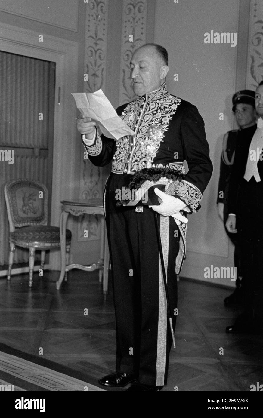 Warszawa, 1948-09-09. Uroczystoœæ z³o¿enia listów uwierzytelniaj¹cych przez pos³a nadzwyczajnego i ministra pe³nomocnego Iranu Fazolaha Nabila. Nz. pose³ odczytuje treœæ listu w sali Pompejañskiej. wb  PAP    Warsaw, Sept. 9, 1948. The ceremony of presenting letters of credence by Iran's Extraordinary Envoy and Plenipotentiary Minister Fazolah Nabil. Pictured: the envoy reads out the wording of the letters in the Pompeian Hall.   wb  PAP Stock Photo