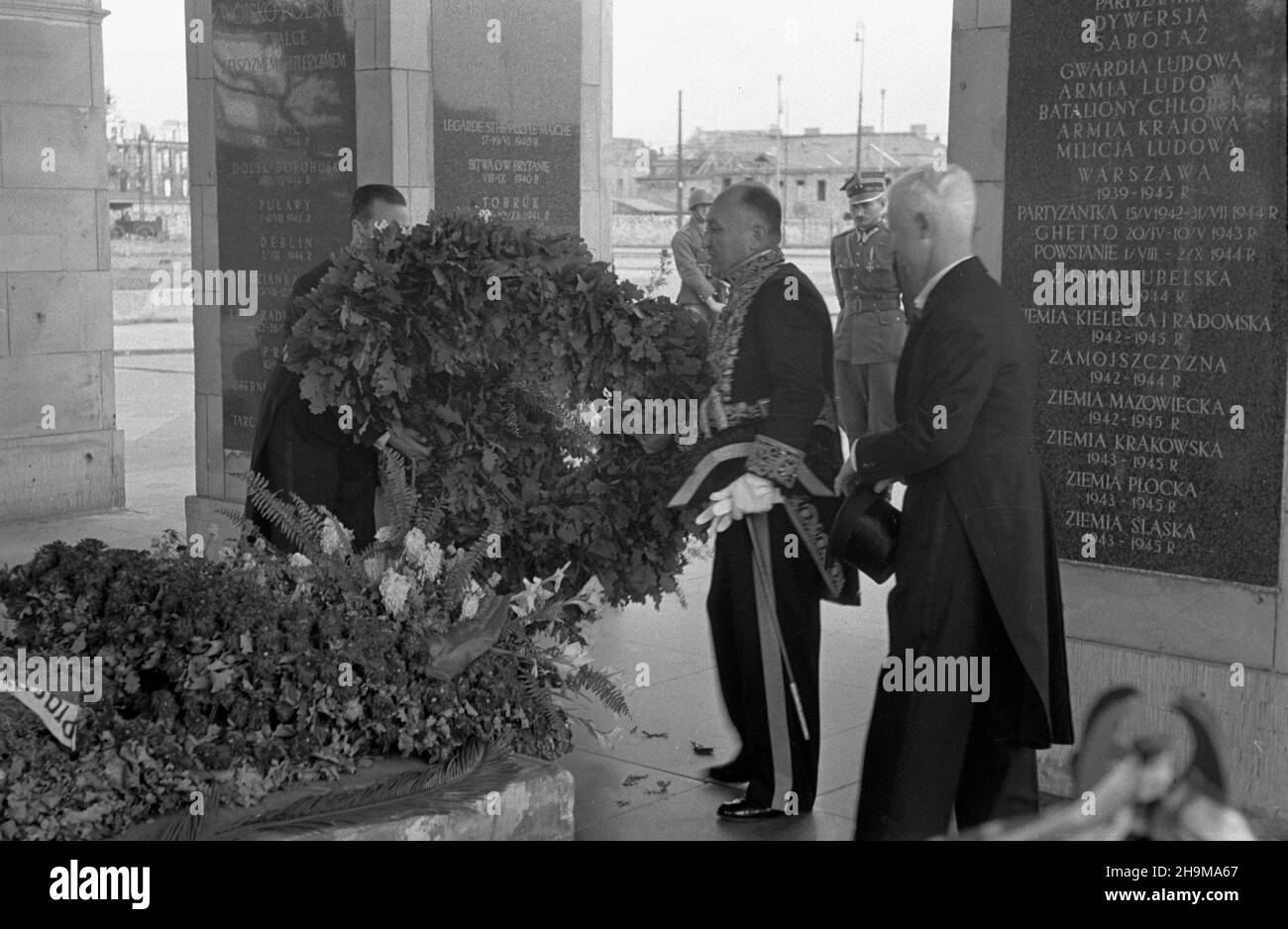 Warszawa, 1948-09-09. Uroczyste z³o¿enia wieñca na Grobie Nieznanego ¯o³nierza przez pos³a nadzwyczajnego i ministra pe³nomocnego Iranu Fazolaha Nabila (C). wb  PAP    Warsaw, Sept. 9, 1948. Iran's deputy extraordinary and minister plenipotentiary Fazolah Nabil (center) laying a wreath at the Tomb of the Unknown Soldier.   wb  PAP Stock Photo