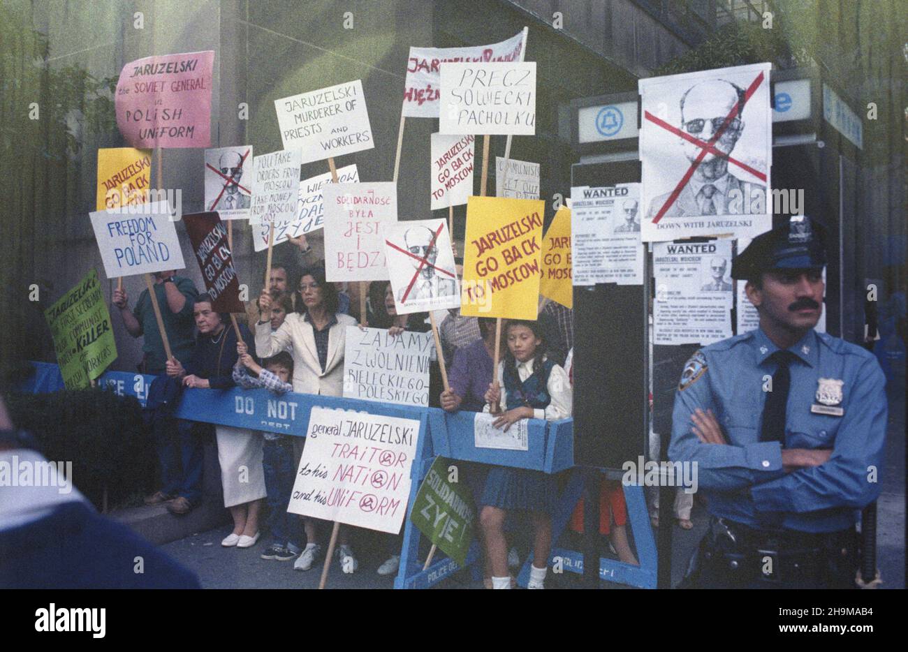 Stany Zjednoczone Ameryki Nowy Jork 09.1985. Wizyta premiera i przewodnicz¹cego Rady Pañstwa Polskiej Rzeczypospolitej Ludowej Wojciecha Jaruzelskiego w siedzibie Organizacji Narodów Zjednoczonych (25-27.09.1985). Nz. demonstracja pod polsk¹ misj¹ przy ONZ, skierowana przeciwko Jaruzelskiemu, odpowiedzialnemu za wprowadzenie w Polsce stanu wojennego (1981-1983), represje wobec Polaków, likwidacjê NSZZ Solidarnoœæ. wb  PAP/Jan Morek    Dok³adny dzieñ wydarzenia nieustalony.         The United States of America New York September 1985. Prime Minister and head of the Council of State of the Peopl Stock Photo