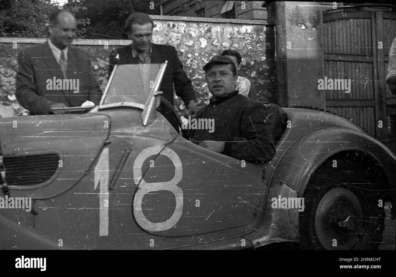 Kraków, 1948-09-12. Samochodowy wyœcig uliczny o Z³oty Laur Wawelu. Nz. zwyciêzca wyœcigu, czeski kierowca Frantisek Dobry w BMW 328. wb  PAP    Cracow, Sept. 12, 1948: A street motor race for the Gold Laurels of the Wawel. Pictured: winner of the race, Czech driver Frantisek Dobry in the BMW 328 car.  wb  PAP Stock Photo