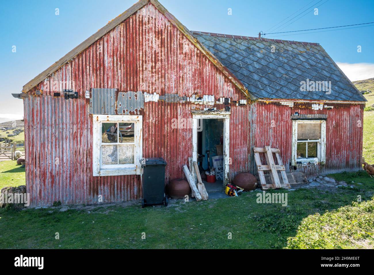 An old rusty corrugated iron building at the remote croft community of Hushinish on the isle of Harris in the Outer Hebrides, Scotland, UK Stock Photo