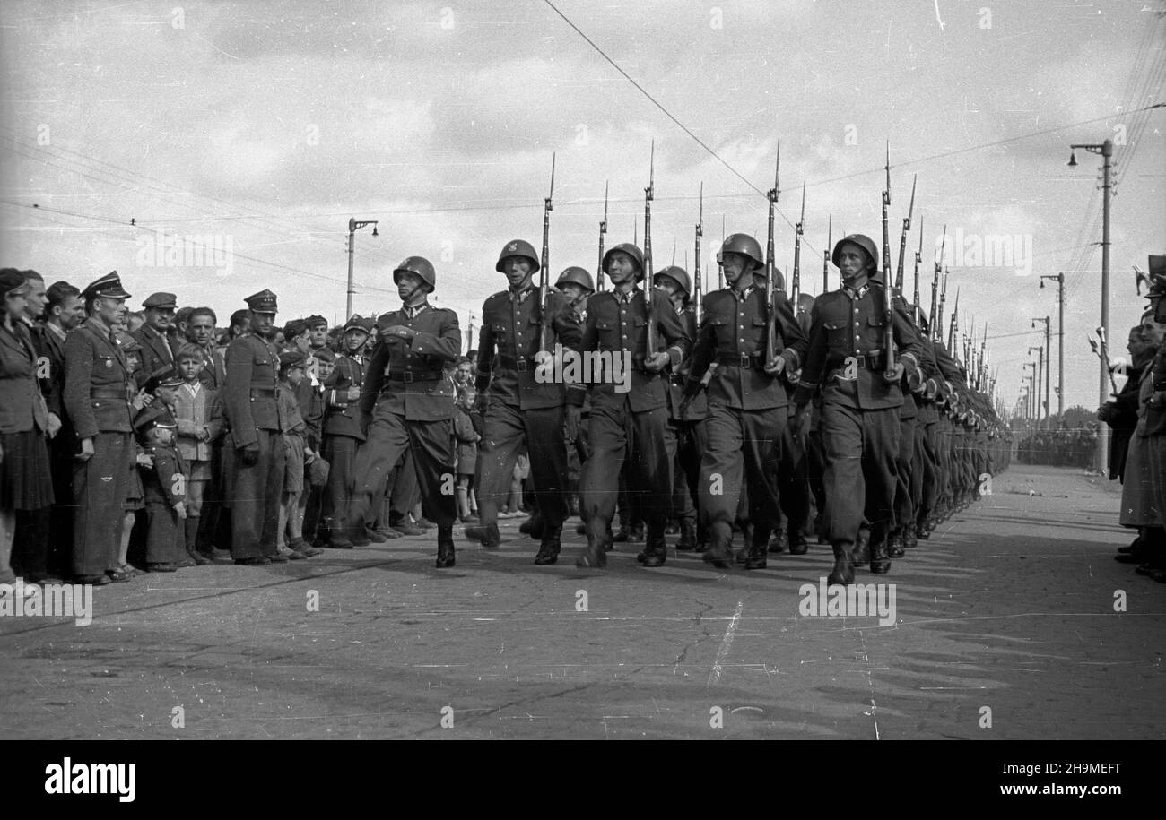 Wroc³aw, 19480919. Plac Grunwaldzki. Promocja elewów Oficerskiej