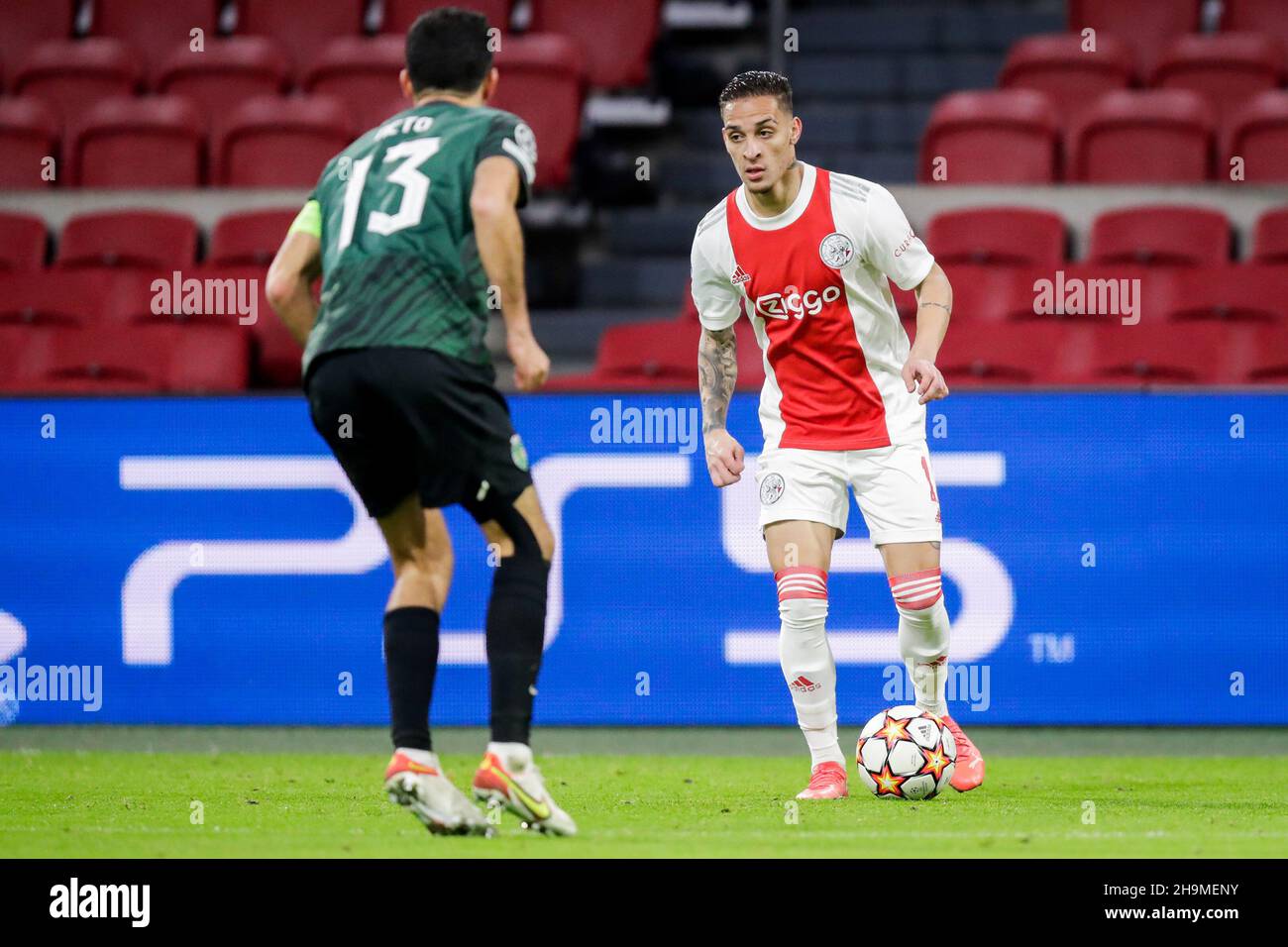 AMSTERDAM, NETHERLANDS - DECEMBER 7: Luis Neto of Sporting CP and Antony of Ajax during the UEFA Champions League match between Ajax and Sporting Clube de Portugal at Johan Cruijff ArenA on December 7, 2021 in Amsterdam, Netherlands (Photo by Peter Lous/Orange Pictures) Stock Photo