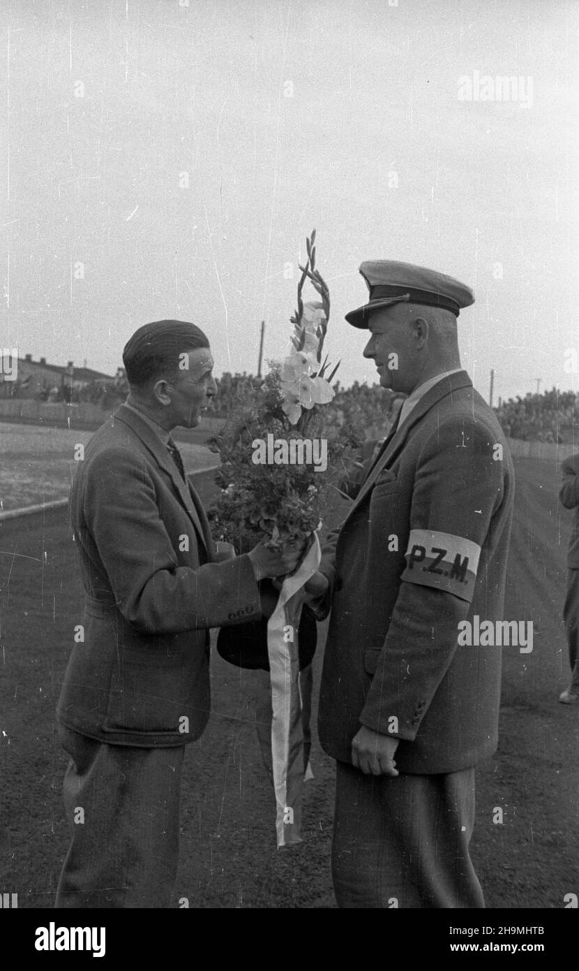 Warszawa, 1948-09-26. Stadion Robotniczego Klubu Sportowego Skra (ul. Wawelska 20). Na nowym torze ¿u¿lowym rozegrany zosta³ mecz miêdzypañstwowy Polska-Czechos³owacja. Dru¿yna polska zwyciê¿y³a 75 do 73. Nz. przedstawiciel Polskiego Zwi¹zku Motorowego (P) i dzia³acz Zwi¹zku Motorowego z Czechos³owacji. msa  PAP      Warsaw, Sept. 26, 1948. The Skra stadium of the Worker Sports Club (20 Wawelska Street). A Polish-Czechoslovak inter-state race was held on a new speedway. The Polish team won 75-73. Pictured: a representative of the Polish Motor Association (right) and an activist of the Czechosl Stock Photo