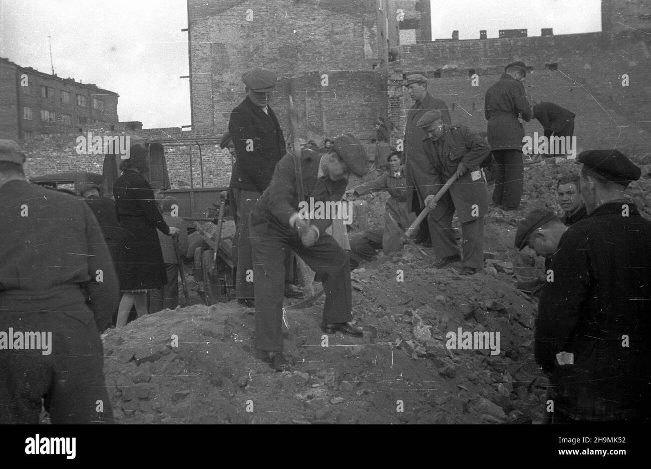 Warszawa, 1948-09-27. W odgruzowywaniu stolicy bior¹ udzia³ podwarszawscy ch³opi, cz³onkowie Polskiego Stronnictwa Ludowego (PSL) i Stronnictwa Ludowego (SL), pracownicy Filmu Polskiego, m³odzie¿. Nz. prace na Mokotowie wzd³u¿ ul. Pu³awskiej.  PAP      Warsaw, Sept. 27, 1948. Rubble from Warsaw was removed by farmers living near Warsaw, members of the Polish Peasant Party (PSL) and the Peasant Party  (SL), Film Polski employees and youth. Pictured: Work in Mokotow on Pulawska Street.   mw  PAP Stock Photo