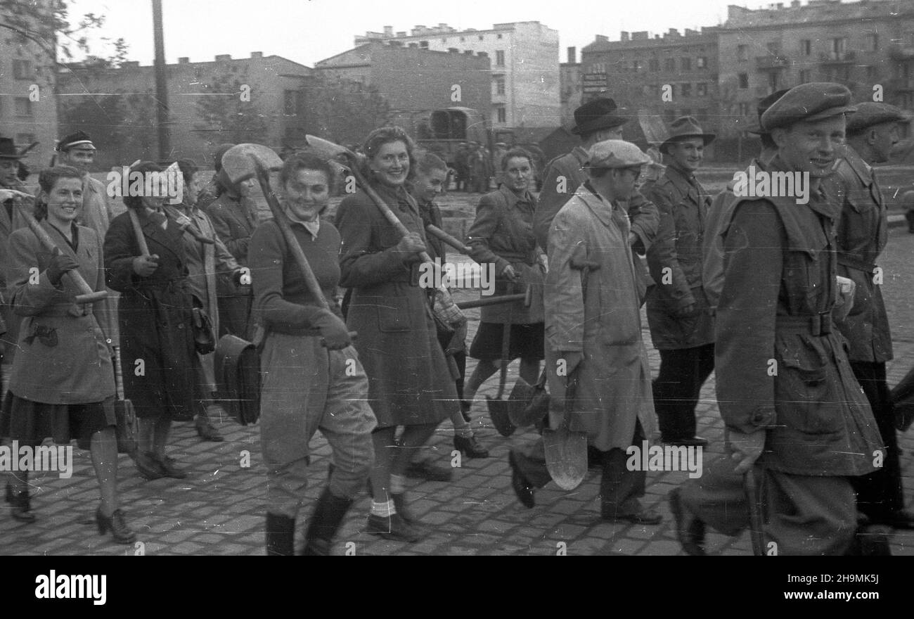 Warszawa, 1948-09-27. W odgruzowywaniu stolicy bior¹ udzia³ podwarszawscy ch³opi, cz³onkowie Polskiego Stronnictwa Ludowego (PSL) i Stronnictwa Ludowego (SL), pracownicy Filmu Polskiego, m³odzie¿. Prace na Mokotowie wzd³u¿ ul. Pu³awskiej.  mw  PAP      Warsaw, Sept. 27, 1948. Rubble from Warsaw was removed by farmers living near Warsaw, members of the Polish Peasant Party (PSL) and the Peasant Party  (SL), Film Polski employees and youth. Work in Mokotow on Pulawska Street.   mw  PAP Stock Photo