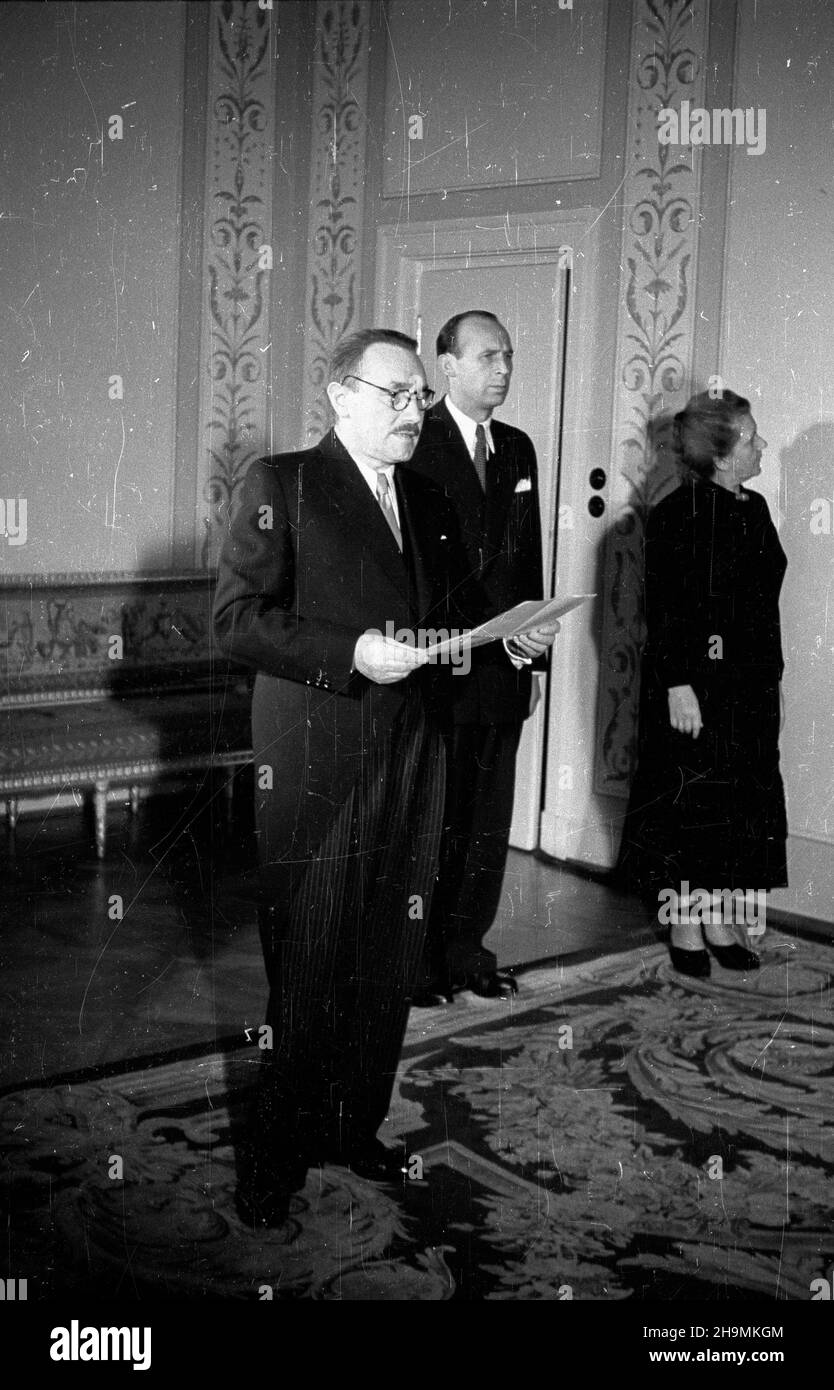 Warszawa, 1948-09-29. Belweder (Sala Pompejañska). Z³o¿enie listów uwierzytelniaj¹cych przez pos³a nadzwyczajnego i ministra pe³nomocnego pañstwa Izrael Izraela Barzilaya. Nz. przemówienie prezydenta RP Boles³awa Bieruta (1L). Stoj¹: szef Kancelarii Prezydenta Kazimierz Mijal oraz sekretarka prezydenta RP Wanda Górska (1P). msa PAP Warsaw, Sept. 29, 1948. The Belvedere Palace. (The Pompeian Hall). Extraordinary and Plenipotenatiary Ambassador of the State of Israel to Poland Israel Barzilay presents his credentials. Pictured: President Boleslawa Bieruta (1st left) speaking. Standing: Hea Stock Photo