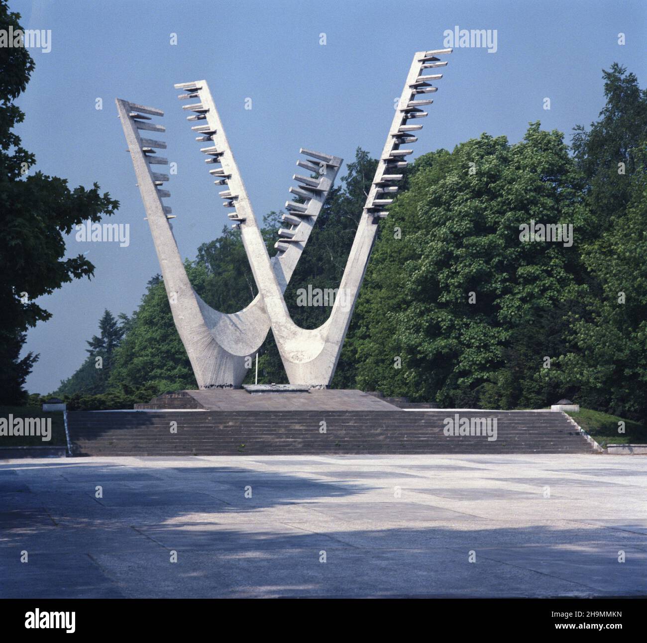 Szczecin 06.1985. Pomnik Braterstwa Broni na Cmentarzu Centralnym, wykonany ze sztucznego kamienia wed³ug projektu S³awomira Lewiñskiego, ods³oniêty w 1967 roku. wb  PAP/Tomasz Pra¿mowski    Dok³adny dzieñ wydarzenia nieustalony.         Szczecin, June 1985. The 1967-unveiled Brotherhood in Arms Memorial in the Central Cemetery in Szczecin is made from synthetic stone from a project by Slawomir Lewinski.  wb  PAP/Tomasz Prazmowski    Event day unknown Stock Photo