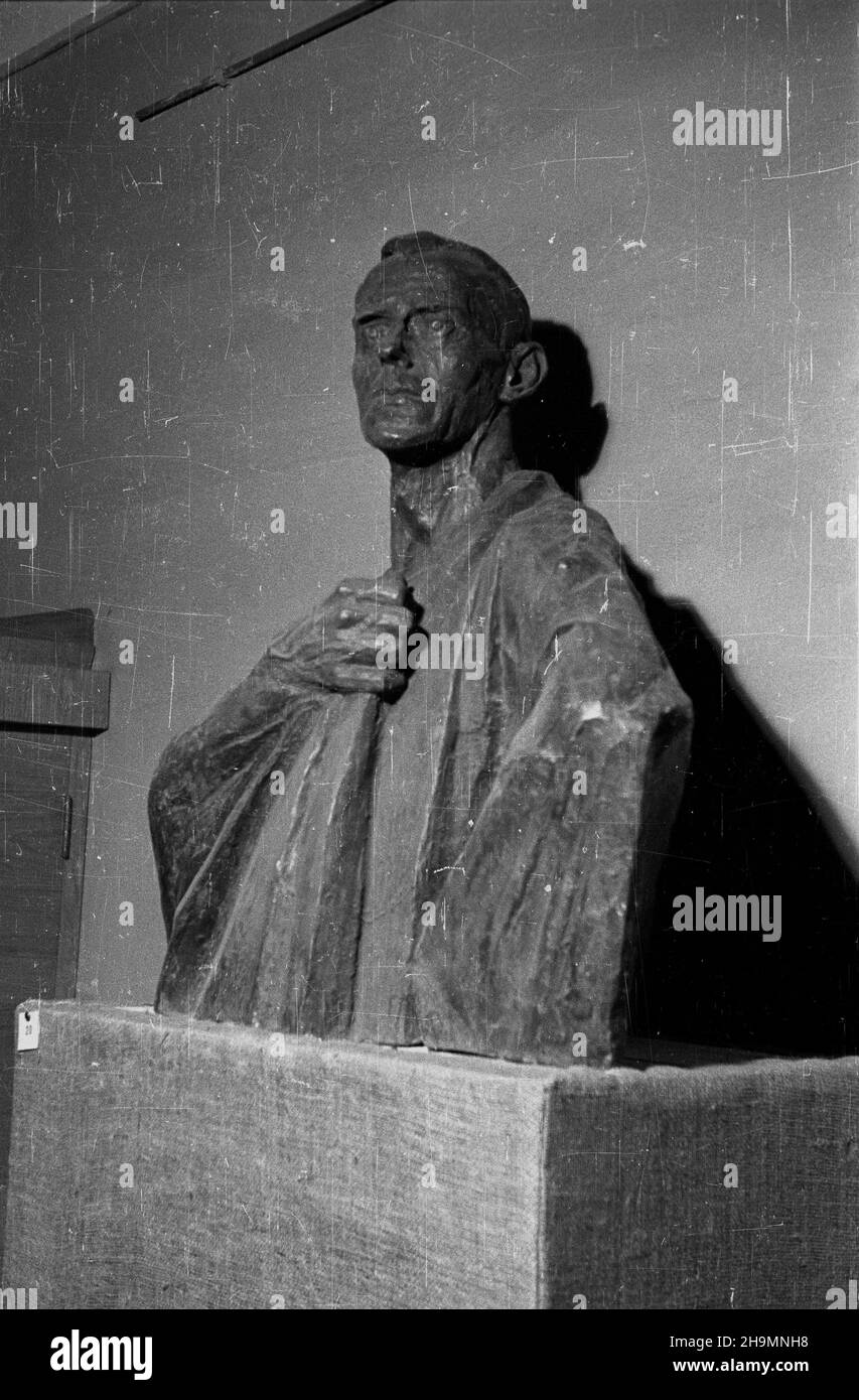 Kraków, 1948-10. W Pa³acu Sztuk Piêknych 17 paŸdziernika nast¹pi³o otwarcie wystawy prac Xawerego Dunikowskiego, bêd¹cej owocem piêædziesiêciu lat pracy rzeŸbiarza. Protektorat nad wystaw¹ obj¹³ prezydent RP Boles³aw Bierut. uu  PAP    Dok³adny dzieñ wydarzenia nieustalony.      Cracow, Oct. 1948. The exhibition of work by Xawery Dunikowski, the fruit of 50 years of the sculpture's work opened in the Fine Arts Palace on October 17. The patronage over the event was taken by President Boleslaw Bierut.   uu  PAP    Cracow, Oct. 1948. The exhibition of work by Xawery Dunikowski, the fruit of 50 ye Stock Photo