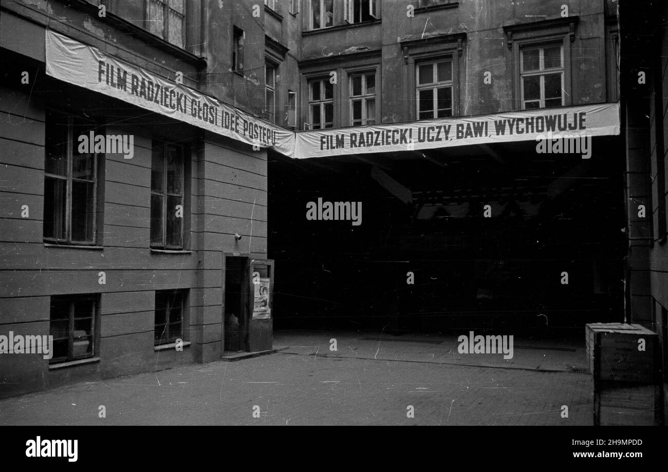 Warszawa, 1948-10. W miesi¹cu pog³êbiania przyjaŸni polsko-radzieckiej zorganizowano przegl¹d 52 filmów radzieckich, w tym 17 dla m³odzie¿y. W stolicy dla m³odych widzów przeznaczono kino Polonia, filmy zmieniano co dwa dni. Nz. wejœcie do kina Polonia. mw  PAP    Dok³adny dzieñ wydarzenia nieustalony.      Warsaw, Oct. 1948. The Polish-Soviet Friendship Month featured a review of 52 Soviet films, including 17 films for the youth. Films for young viewers were shown in the Polonia cinema, with a new film shown every second day. Pictured: the entrance to the Polonia cinema.  mw  PAP Stock Photo