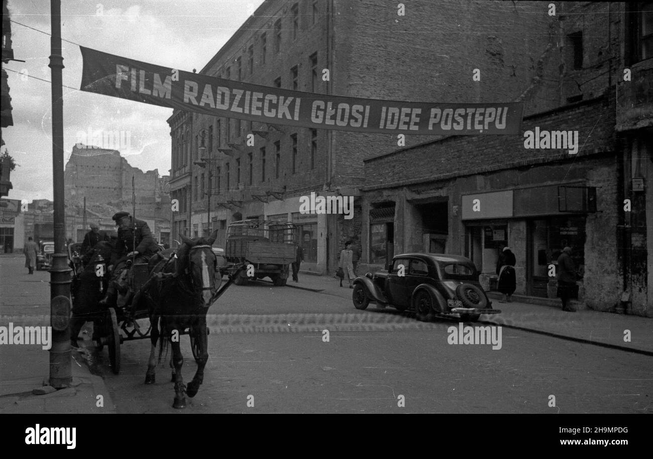 Warszawa, 1948-10. W miesi¹cu pog³êbiania przyjaŸni polsko-radzieckiej zorganizowano przegl¹d 52 filmów radzieckich, w tym 17 dla m³odzie¿y. Nz. transparent na ul. Z³otej, w pobli¿u kina Palladium. mw  PAP    Dok³adny dzieñ wydarzenia nieustalony.      Warsaw, Oct. 1948. The Polish-Soviet Friendship Month featured a review of 52 Soviet films, including 17 films for the youth. Pictured: a banner on Zlota Street, near the Palladium cinema.  mw  PAP Stock Photo