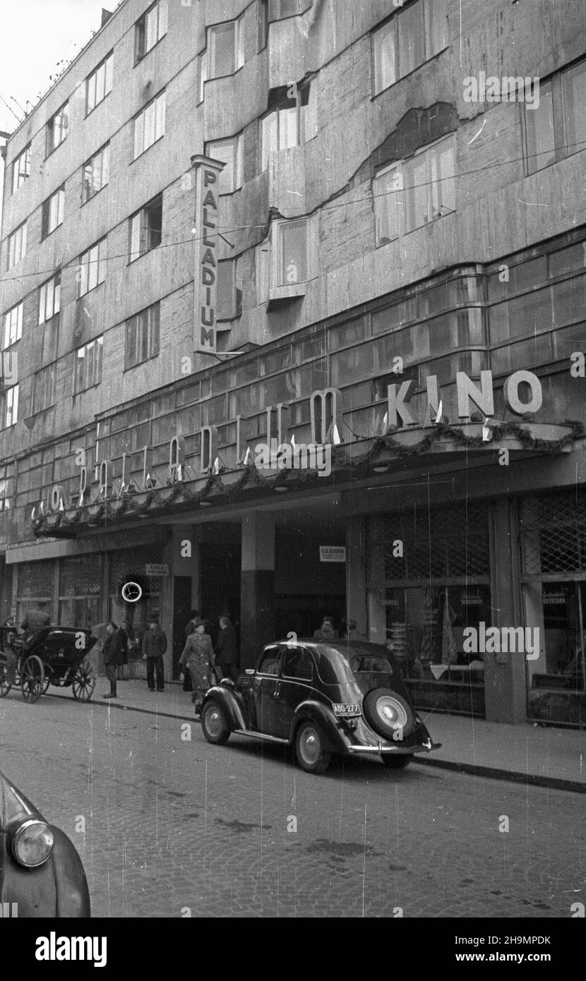 Warszawa, 1948-10. W miesi¹cu pog³êbiania przyjaŸni polsko-radzieckiej w kinach zorganizowano przegl¹d 52 filmów. Nz. wejœcie do kina Palladium.  mw  PAP    Dok³adny dzieñ wydarzenia nieustalony.      Warsaw, Oct. 1948. The Polish-Soviet Friendship Month featured a review of 52 Soviet films. Pictured:  the entrance to the Palladium cinema.  mw  PAP Stock Photo