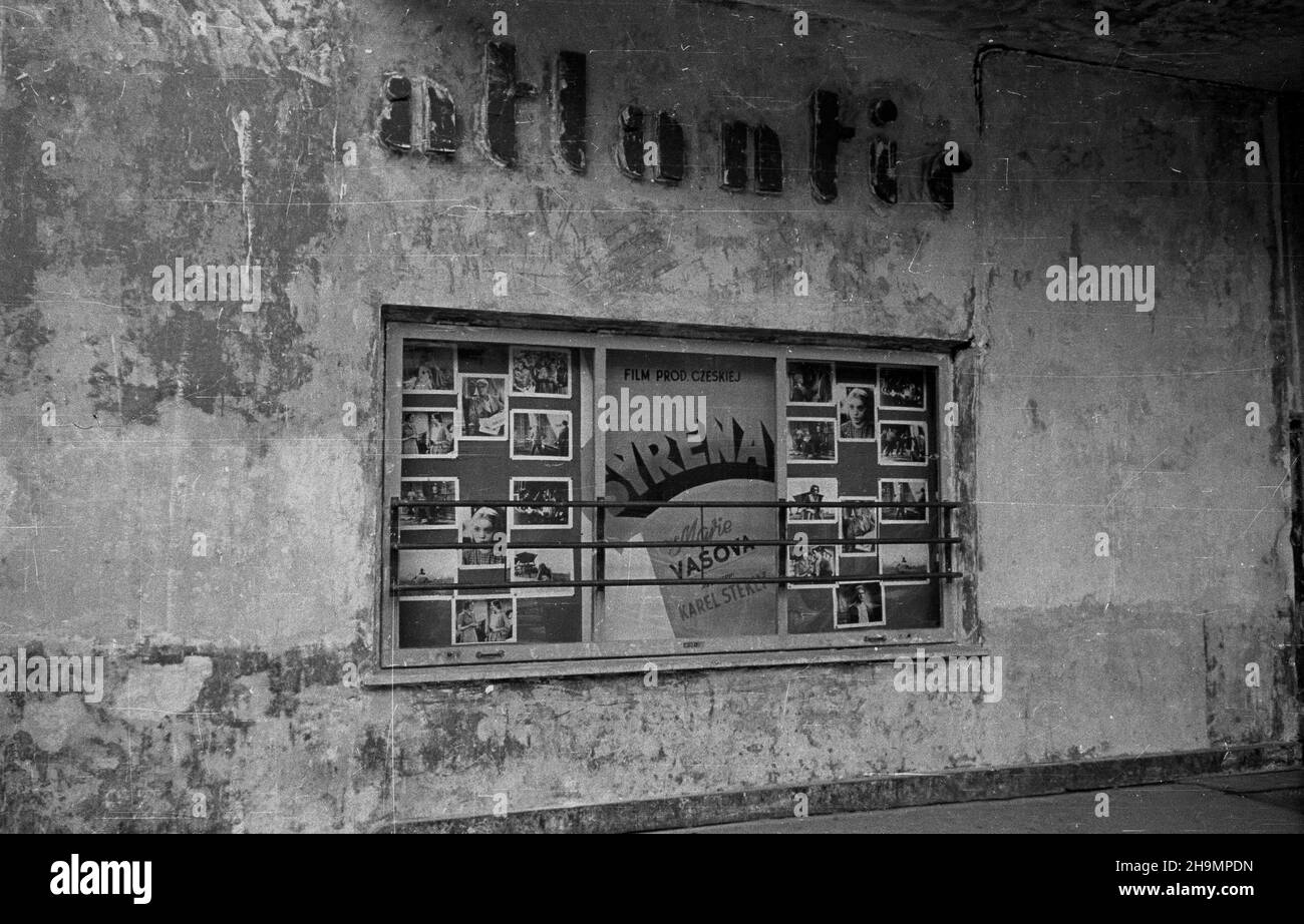 Warszawa, 1948-10. Kino Atlantic przy ul. Chmielnej prezentuje nowy film czeski pt. Syrena w re¿. Karela Stekly. Nz. gablota z filmowymi fotosami. mw  PAP    Dok³adny dzieñ wydarzenia nieustalony.      Warsaw, Oct. 1948. Atlantic Cinema on Chmielna Street presenting new Czechoslovak film titled Siren, directed by Karel Stekly. Pictured: a dispaly case with film stills.  mw  PAP Stock Photo