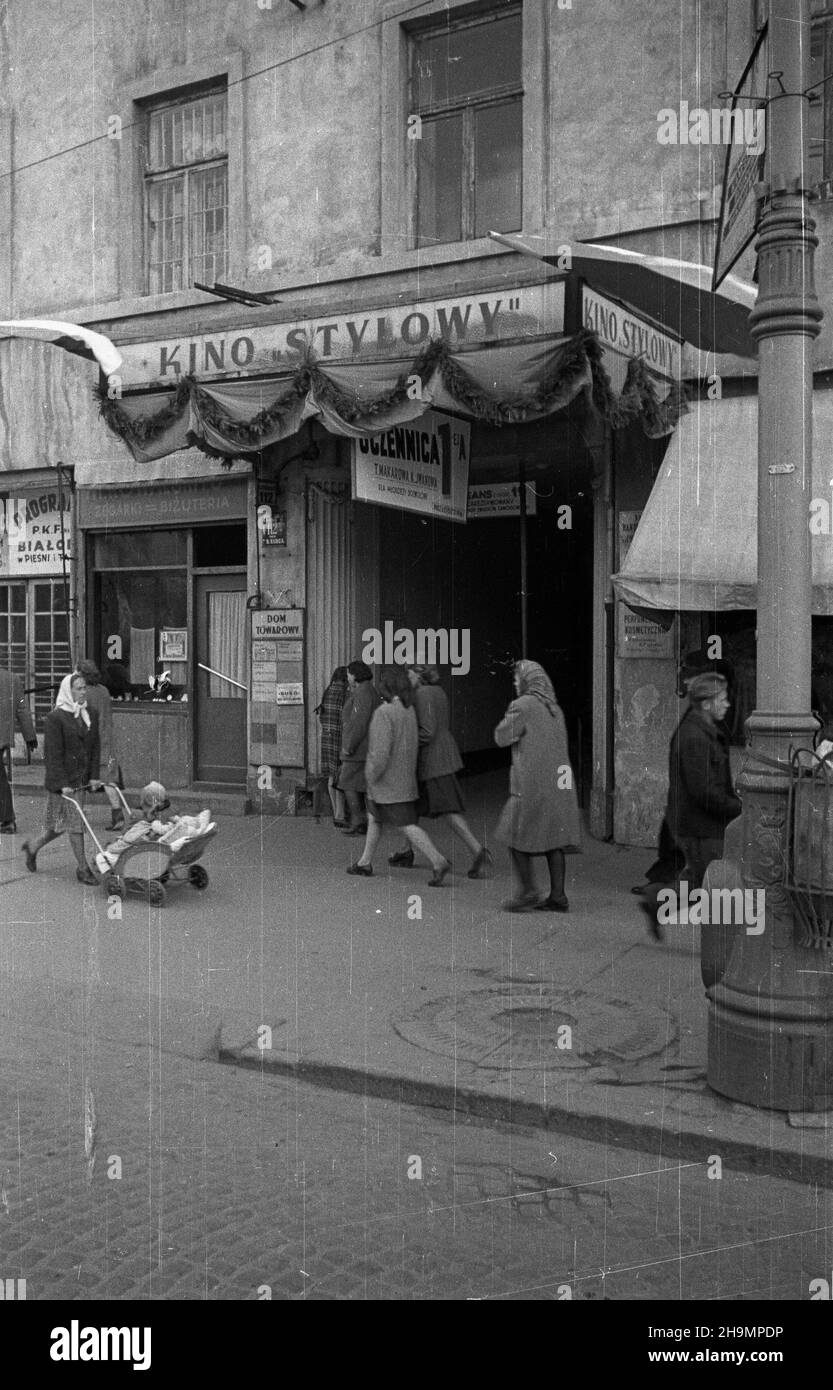 Warszawa, 1948-10. W miesi¹cu pog³êbiania przyjaŸni polsko-radzieckiej zorganizowano przegl¹d 52 filmów radzieckich, w tym 17 dla m³odzie¿y. W stolicy dla m³odych widzów przeznaczono kino Polonia, filmy zmieniano co dwa dni. Nz. kino Stylowy przy ul. Marsza³kowskiej 112, najstarszy tzw. zeroekran otwarty w 1912 r. mw  PAP    Dok³adny dzieñ wydarzenia nieustalony.      Warsaw, Oct. 1948. The Polish-Soviet Friendship Month featured a review of 52 Soviet films, including 17 films for the youth. Films for young viewers were shown in the Polonia cinema, with a new film shown every second day. Pictu Stock Photo