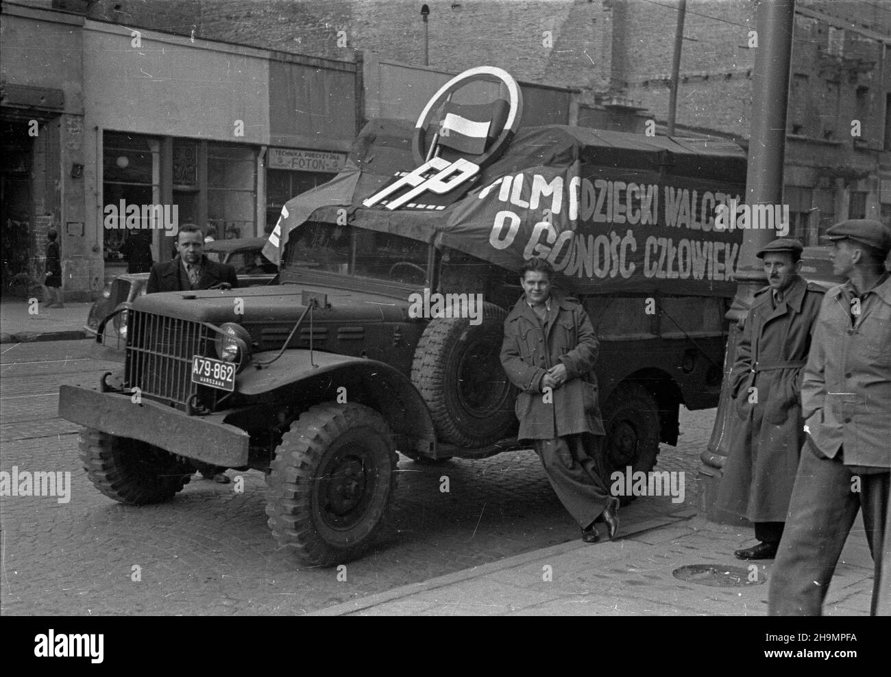 Warszawa, 1948-10. W miesi¹cu pog³êbiania przyjaŸni polsko-radzieckiej zorganizowano przegl¹d 52 filmów radzieckich, w tym 17 dla m³odzie¿y. W stolicy pokazy filmów dla m³odych widzów odbywa³y siê w kinie Polonia, filmy zmieniano co dwa dni. Nz. ruchoma reklama przed kinem Polonia przy ul. Marsza³kowskiej.  mw  PAP    Dok³adny dzieñ wydarzenia nieustalony.      Warsaw, Oct. 1948. October, the month of boosting Polish-Soviet friendship offered a review of 52 Soviet films including 17 for yong people. The film show for the youth was held in Warsaw's Polonia movie theatre with films being exchang Stock Photo