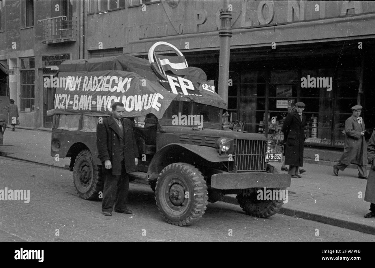 Warszawa, 1948-10. W miesi¹cu pog³êbiania przyjaŸni polsko-radzieckiej zorganizowano przegl¹d 52 filmów radzieckich, w tym 17 dla m³odzie¿y. W stolicy pokazy filmów dla m³odych widzów odbywa³y siê w kinie Polonia, filmy zmieniano co dwa dni. Nz. ruchoma reklama przed kinem Polonia przy ul. Marsza³kowskiej.  mw  PAP    Dok³adny dzieñ wydarzenia nieustalony.      Warsaw, Oct. 1948. October, the month of boosting Polish-Soviet friendship offered a review of 52 Soviet films including 17 for yong people. The film show for the youth was held in Warsaw's Polonia movie theatre with films being exchang Stock Photo