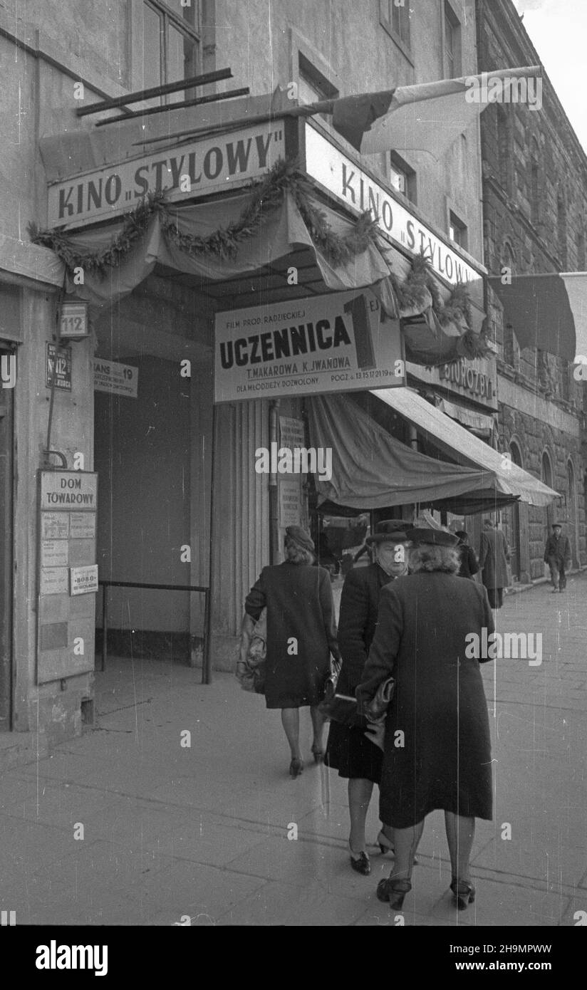 Warszawa, 1948-10. W miesi¹cu pog³êbiania przyjaŸni polsko-radzieckiej zorganizowano przegl¹d 52 filmów radzieckich, w tym 17 dla m³odzie¿y. W stolicy dla m³odych widzów przeznaczono kino Polonia, filmy zmieniano co dwa dni. Nz. kino Stylowy przy ul. Marsza³kowskiej 112, najstarszy tzw. zeroekran otwarty w 1912 r. mw  PAP    Dok³adny dzieñ wydarzenia nieustalony.      Warsaw, Oct. 1948. The Polish-Soviet Friendship Month featured a review of 52 Soviet films, including 17 films for the youth. Films for young viewers were shown in the Polonia cinema, with a new film shown every second day. Pictu Stock Photo