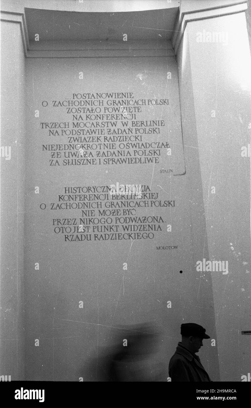 Wroc³aw, 1948-10. W dniach od 21 lipca do 31 paŸdziernika odbywa³a siê Wystawa Ziem Odzyskanych, maj¹ca dokumentowaæ polskoœæ Œl¹ska oraz osi¹gniêcia Polski Ludowej. Nz. propagandowe cytaty na terenie wystawy. pw PAP Dok³adny dzieñ wydarzenia nieustalony. Wroclaw, Oct. 1948. The Exhibition of the Regained Territories (July 21 to October 31) was a series of propaganda exhibitions and events organized to demonstrate the achievements of the Polish People's Republic in the rebuilding of the territories incorporated into Poland after World War II. Pictured: propaganda quotations in the exhi Stock Photo