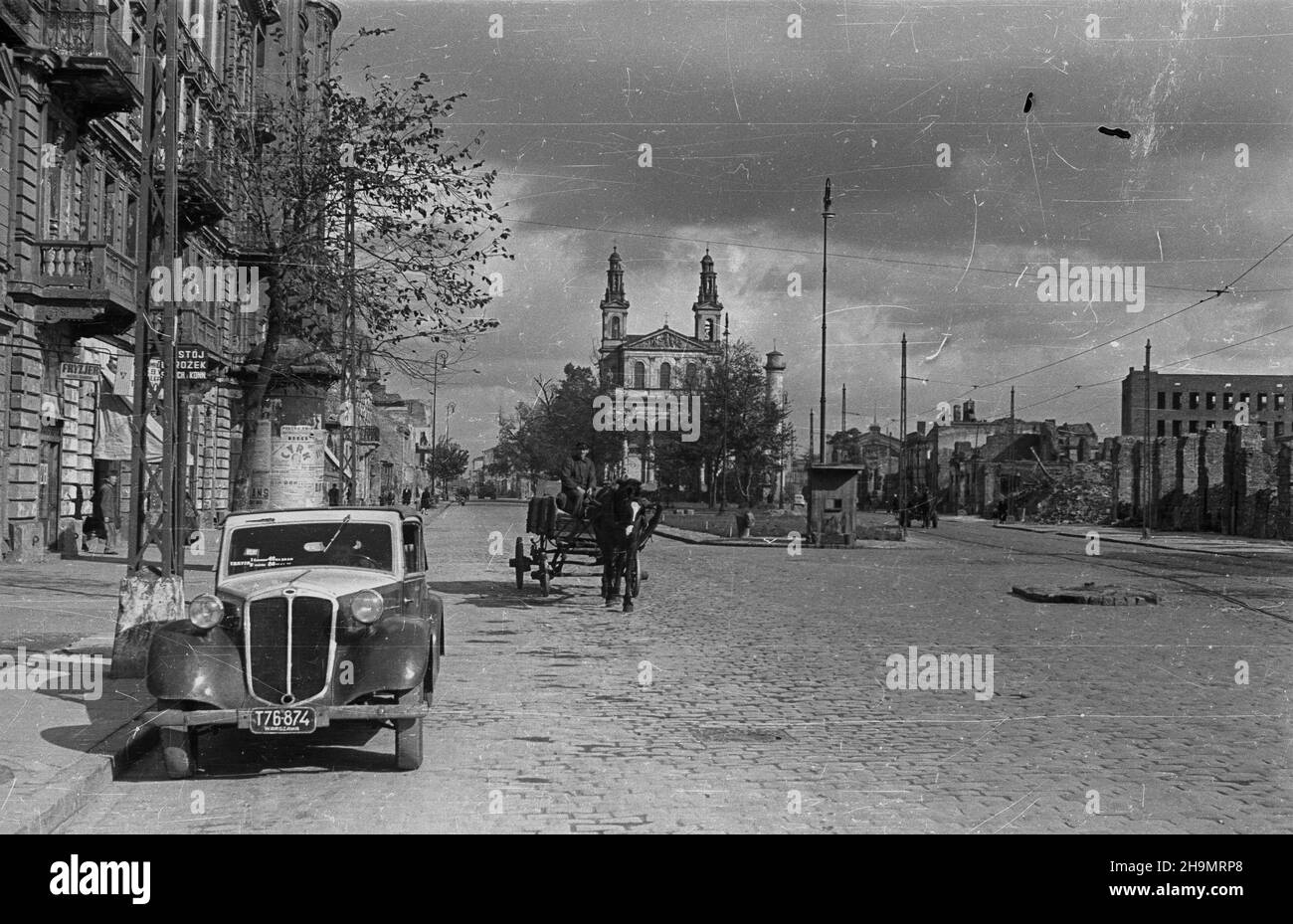 Warszawa, 1948-10. Ulica Ch³odna. W g³êbi koœció³ pw. œw. Karola Boromeusza. mw  PAP    Dok³adny dzieñ wydarzenia nieustalony.      Warsaw, Oct. 1948. Chlodna Street. In the background St  Charles Borromeo Church.  mw  PAP Stock Photo