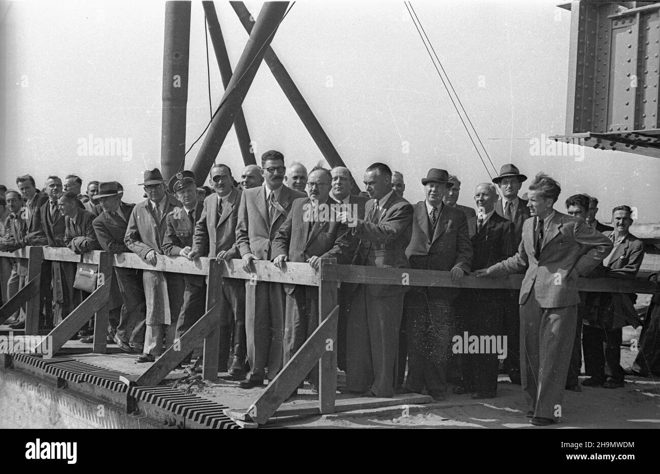 Brzeg Dolny, 194810. Most kolejowy na Odrze (zbudowany w 1873 r