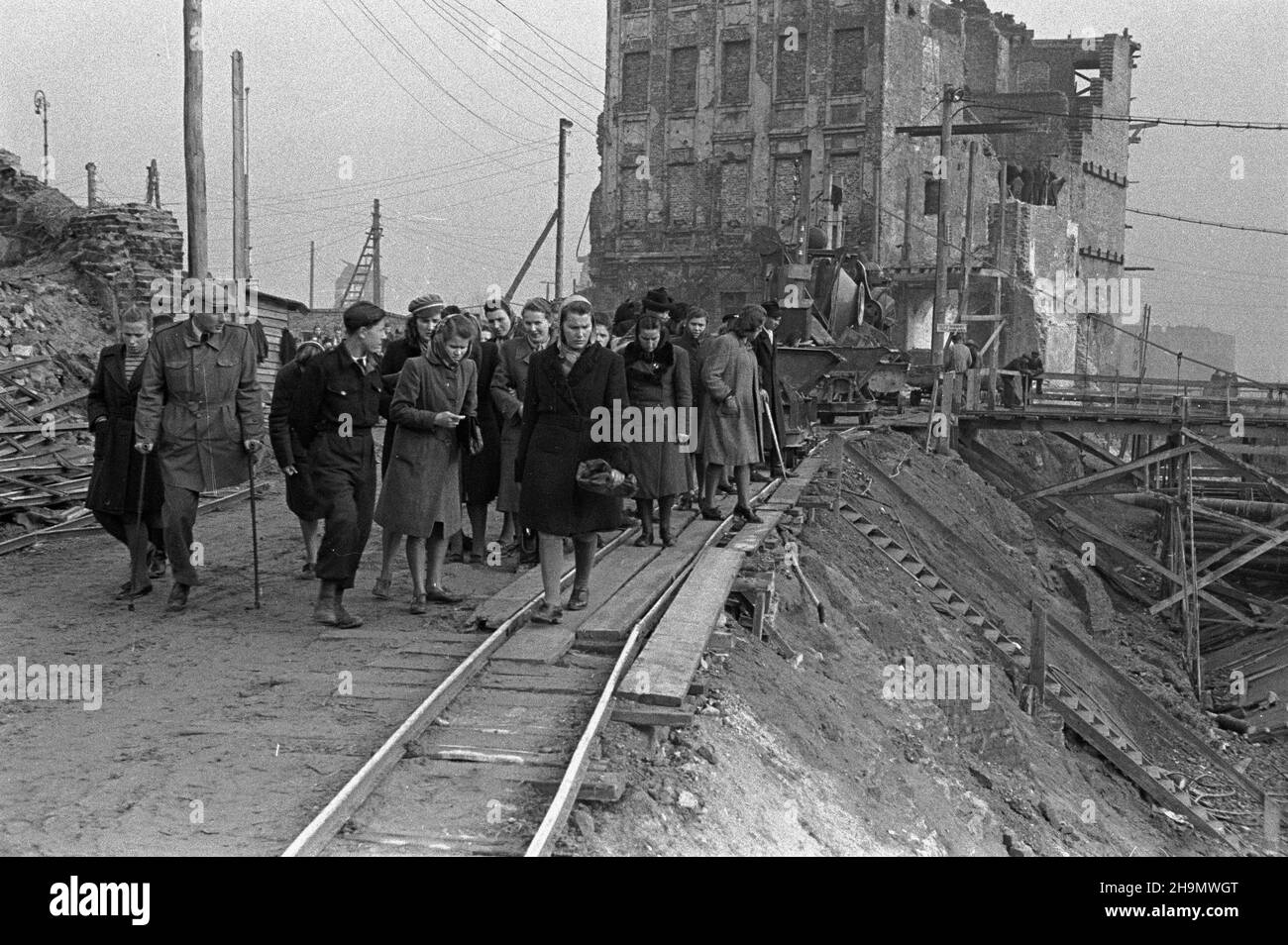 Warszawa, 1948-10. Budowa Trasy W-Z (Wschód-Zachód). Nz. zwiedzanie placu budowy tunelu przy ulicy Miodowej.  pw  PAP    Dok³adny dzieñ wydarzenia nieustalony.      Warsaw, Oct. 1949. The W-Z (East-West) route construction. Pictured: visiting the construction site of a tunnel under Miodowa Street.  pw   PAP Stock Photo