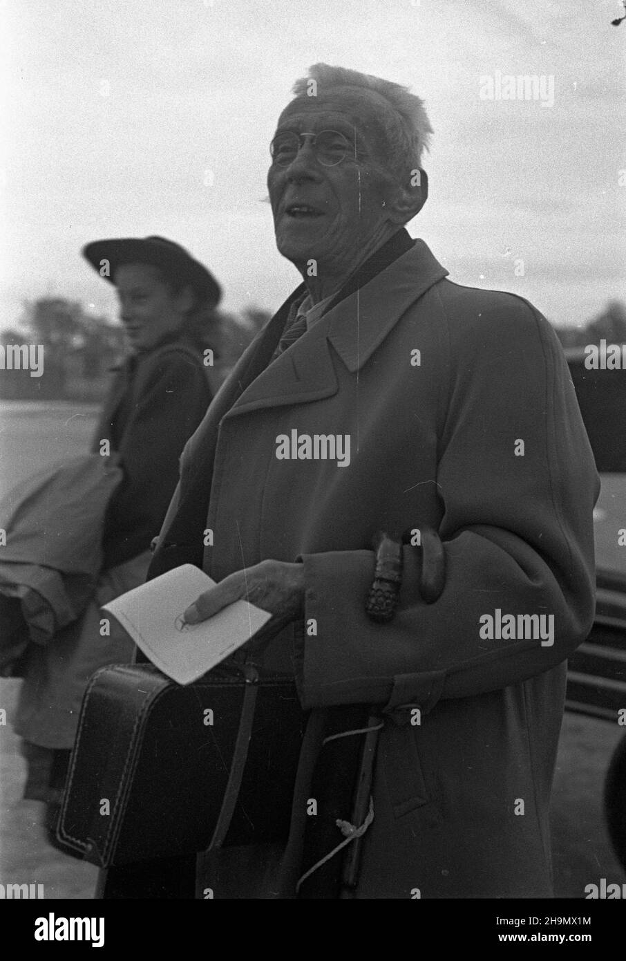 Warszawa, 1948-10-02. Z Krakowa na lotnisko Okêcie przylecia³ Ludwik Solski (L), by wyst¹piæ goœcinnie w Teatrze Polskim, w komedii Fredry pt. Pan Jowialski, w re¿. Aleksandra Zelwerowicza. Premiera 16 paŸdziernika. mw  PAP      Warsaw, Oct. 2, 1948. Ludwik Solski (pictured) arrives from Cracow in Warsaw Okecie airport to be the guest star at the Polski Theatre, in Aleksander Fredro's comedy entitled Pan   Jowialski (Mr Jovial) directed by Aleksander Zelwerowicz. The premiere was scheduled for October 16.   mw  PAP Stock Photo