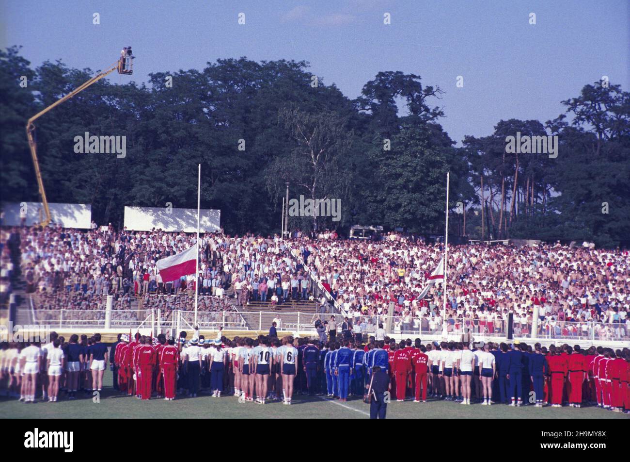 Poznañ 08.07.1984. XI Ogólnopolska Spartakiada M³odzie¿y. Igrzyska sportowe dla juniorów, organizowane przez G³ówny Komitet Kultury Fizycznej i Turystyki oraz Ministerstwo Oœwiaty i Wychowania. Nz. uroczyste rozpoczêcie. js  PAP/Tadeusz ZagoŸdziñski         Poznan 08 July 1984. The 11th National Youth Sport Competition organised by the Main Committee for Physical Culture and Tourism and the Ministry of Education andUpbringing. Pictured: a gala inauguration.   js  PAP/Tadeusz Zagozdzinski Stock Photo