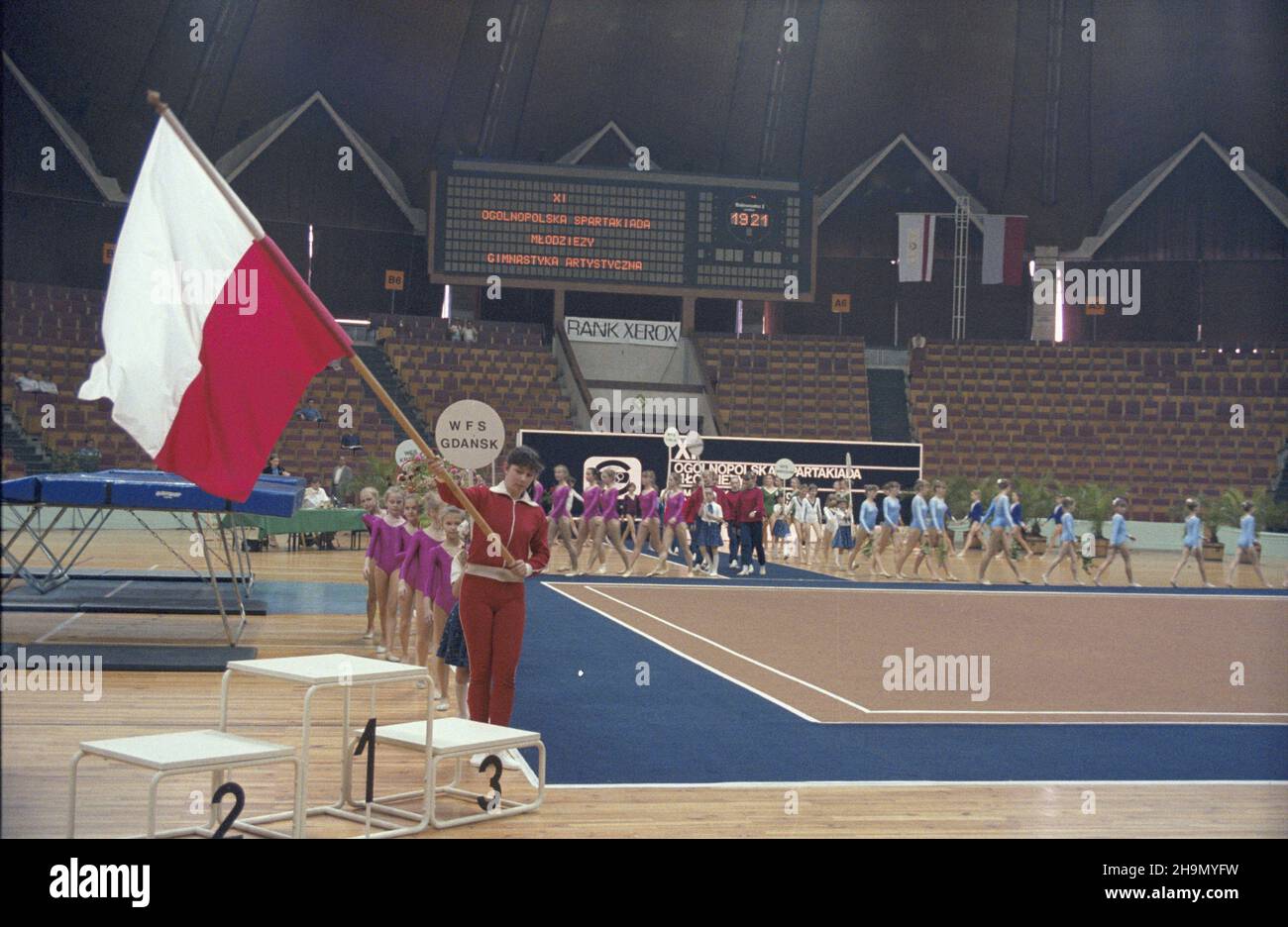 Poznañ 08.07.1984. XI Ogólnopolska Spartakiada M³odzie¿y. Igrzyska sportowe dla juniorów, organizowane przez G³ówny Komitet Kultury Fizycznej i Turystyki oraz Ministerstwo Oœwiaty i Wychowania. Nz. rozpoczêcie zawodów halowych. js  PAP/Tadeusz ZagoŸdziñski         Poznan 08 July 1984. The 11th National Youth Sport Competition called Spartakiada, the sport event for youth of the Polish People's Republic organised by the main Physical Culture and Tourism Committee and the Ministry of Education and Upbringing. Pictured: the inauguration of indoor competitin.   js  PAP/Tadeusz Zagozdzinski Stock Photo