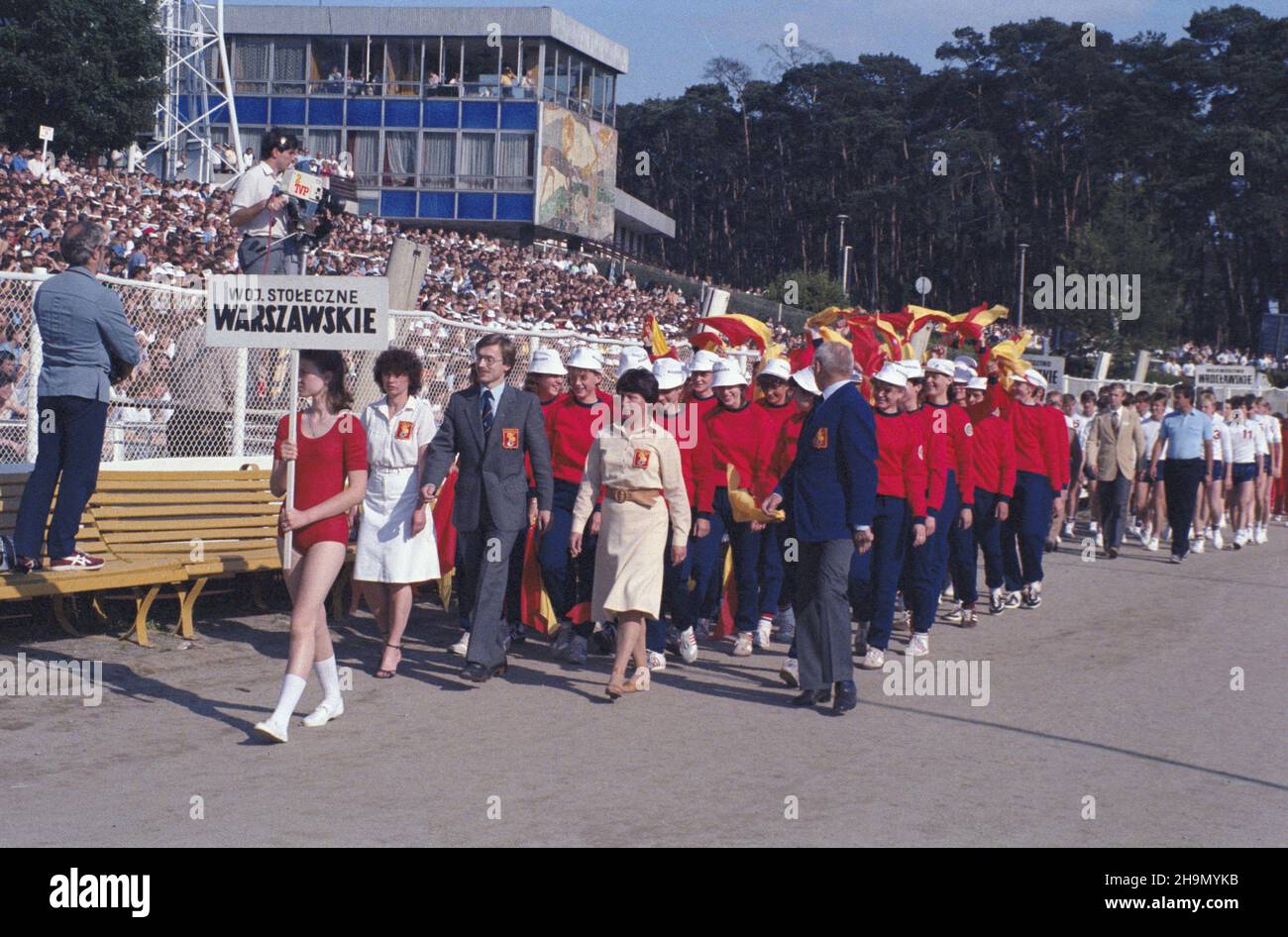 Poznañ 08.07.1984. XI Ogólnopolska Spartakiada M³odzie¿y. Igrzyska sportowe dla juniorów w Polskiej Rzeczpospolitej Ludowej, organizowane przez G³ówny Komitet Kultury Fizycznej i Turystyki oraz Ministerstwo Oœwiaty i Wychowania. Nz. prezentacja dru¿yny województwa warszawskiego. js  PAP/Tadeusz ZagoŸdziñski         Poznan 08 July 1984. The 11th National Youth Sport Competition called Spartakiada, the sport event for youth of the Polish People's Republic organised by the main Physical Culture and Tourism Committee and the Ministry of Education and Upbringing. Pictured: teams' parade.  js  PAP/T Stock Photo