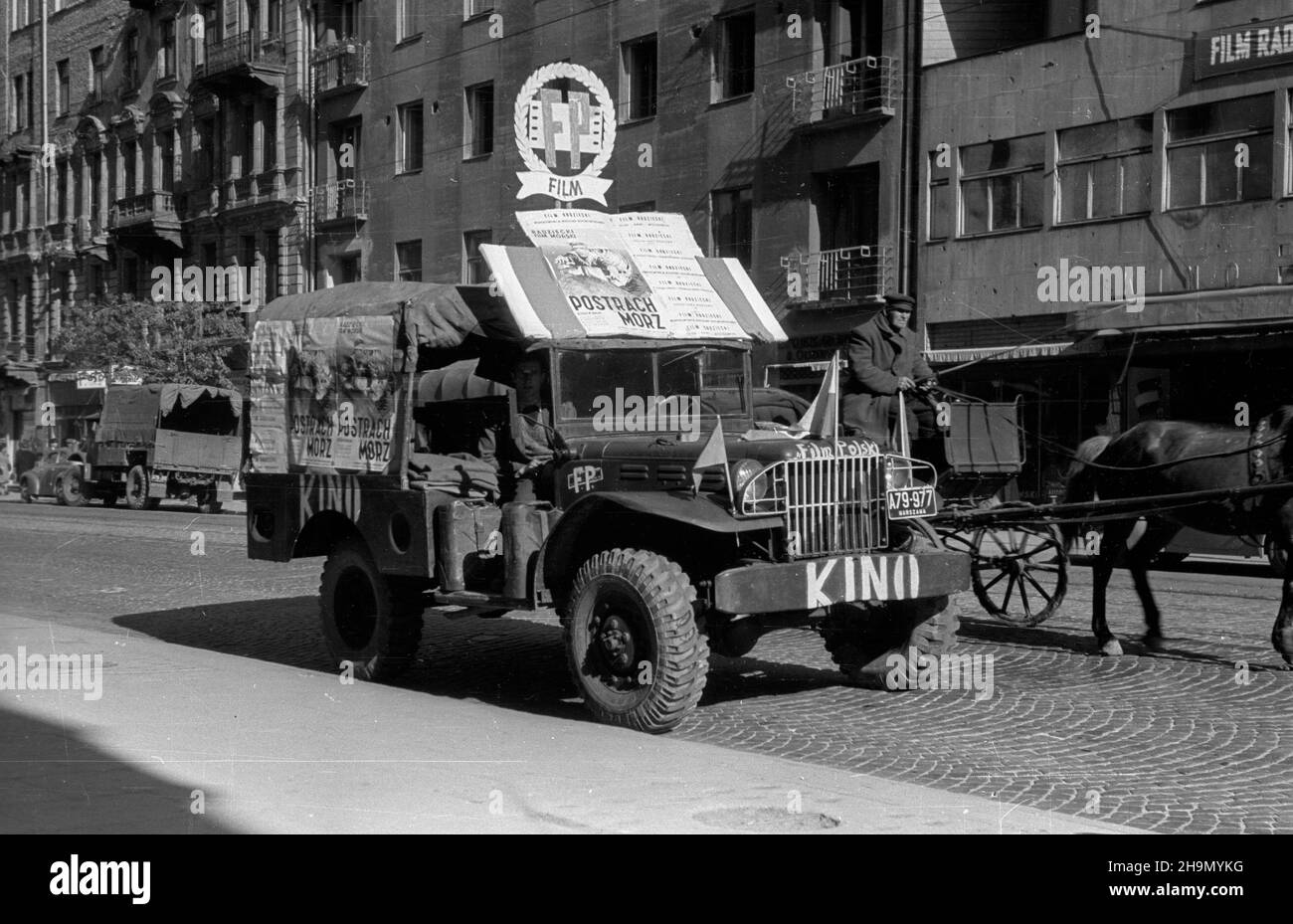 Warszawa, 1948-10-07. W miesi¹cu pog³êbiania przyjaŸni polsko-radzieckiej rozpoczyna siê przegl¹d 52 filmów radzieckich, w tym 17 dla m³odzie¿y. Sto³eczne kino Polonia prezentuje repertuar wy³¹cznie dla m³odych widzów. Nz. ruchoma reklama przed kinem Polonia przy ul. Marsza³kowskiej. mw  PAP      Warsaw, Oct. 7, 1948. The Polish-Soviet Friendship Month featured a review of 52 Soviet films, including 17 films for the youth. Films for young viewers were shown in the Polonia cinema. Pictured: a mobile advertisement.  mw  PAP Stock Photo