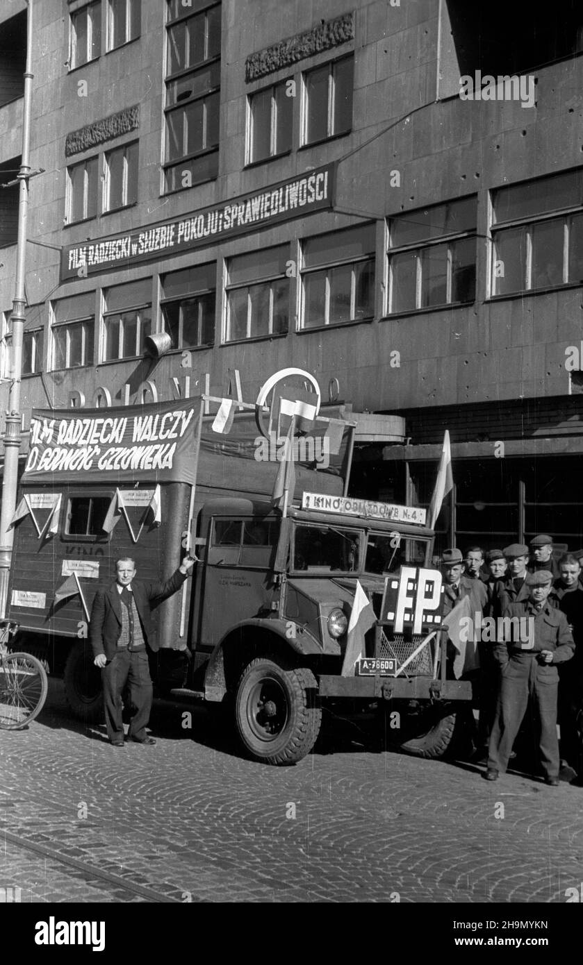 Warszawa, 1948-10-07. W miesi¹cu pog³êbiania przyjaŸni polsko-radzieckiej rozpoczyna siê miesi¹c filmu radzieckiego, przegl¹d 52 obrazów. W teren wyrusz¹ te¿ 123 kina objazdowe, wraz z nimi prelegenci. Nz. kino objazdowe i grupa prelegentów przed kinem Polonia przy ul. Marsza³kowskiej. mw  PAP      Warsaw, Oct. 7, 1948. The Polish-Soviet Friendship Month featured a review of 52 Soviet films. 123 travelling cinemas  offered film shows. Pictured: a travelling cinema and a group of lectureres in front of the Polonia cinema on Marszalkowska Street.  mw  PAP Stock Photo