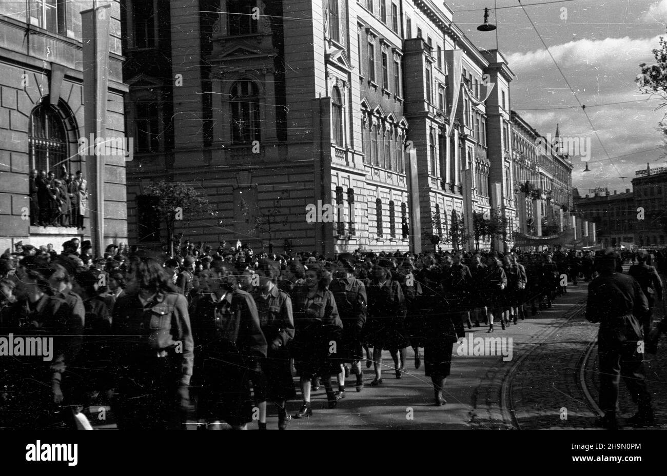 Kraków, 1948-10-10. Centralne obchody pi¹tej rocznicy bitwy pod Lenino zakoñczy³a defilada z udzia³em 70 tys. uczestników. Nz. ulic¹ Basztow¹ defiluj¹ oddzia³y Powszechnej Organizacji S³u¿ba Polsce.  mw  PAP      Cracow, Oct. 10, 1948. Central ceremonies marking the 5th anniversary of the Battle of Lenino ended in a parade that attracted 70,000 participants. Pictured: units of Service to Poland (Sluzba Polsce) mass organisation march along Basztowa Street.  mw  PAP Stock Photo